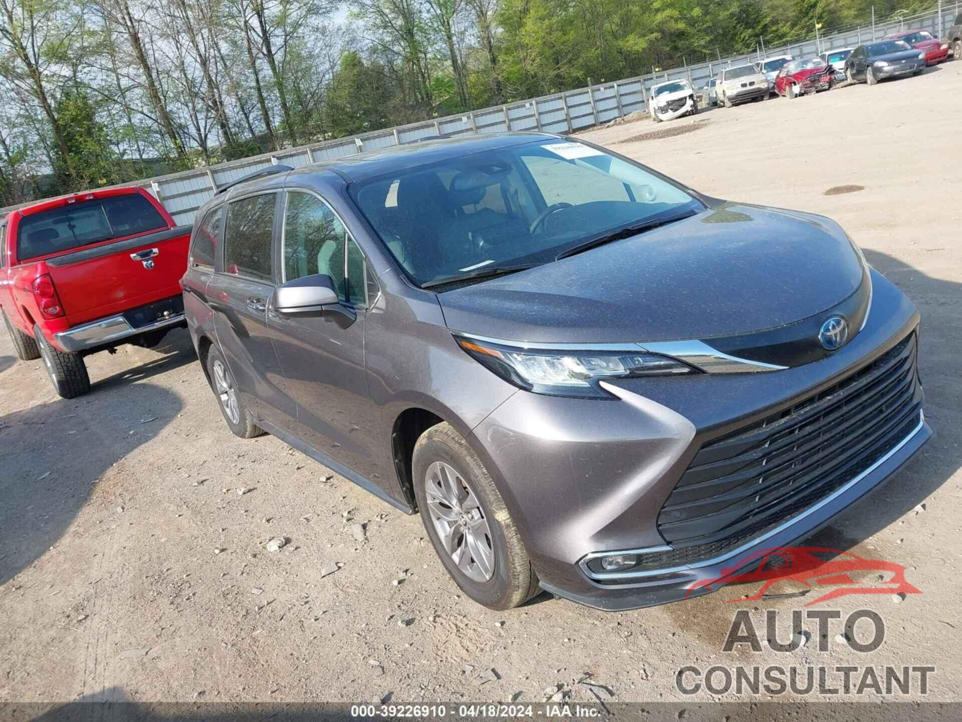 TOYOTA SIENNA 2022 - 5TDJRKEC4NS134751