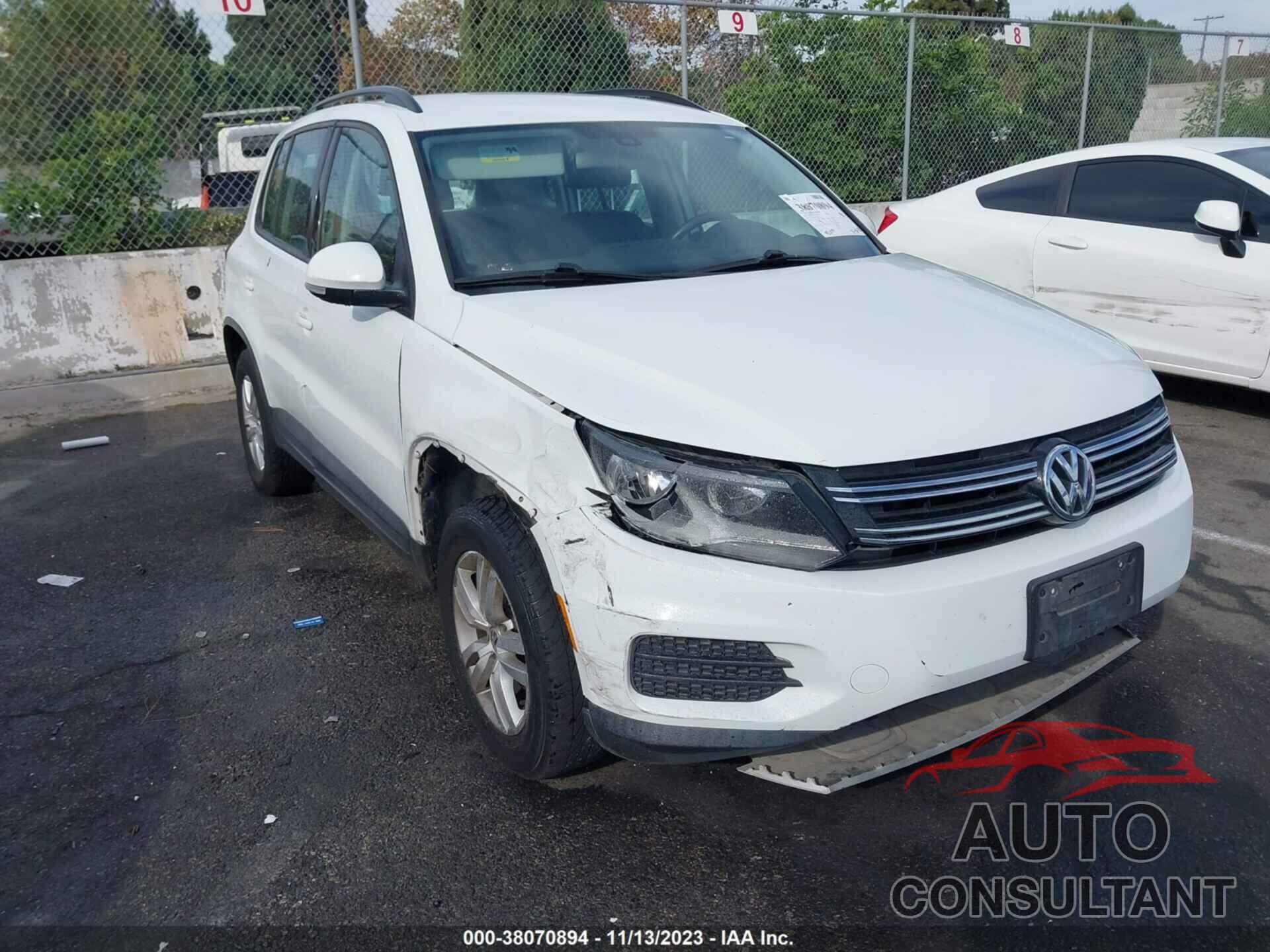 VOLKSWAGEN TIGUAN 2017 - WVGAV7AX5HK035171