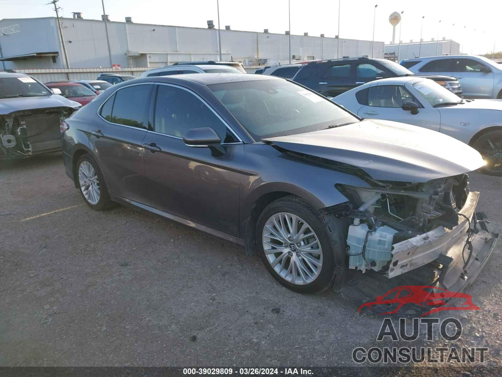 TOYOTA CAMRY 2018 - 4T1B11HK2JU130515