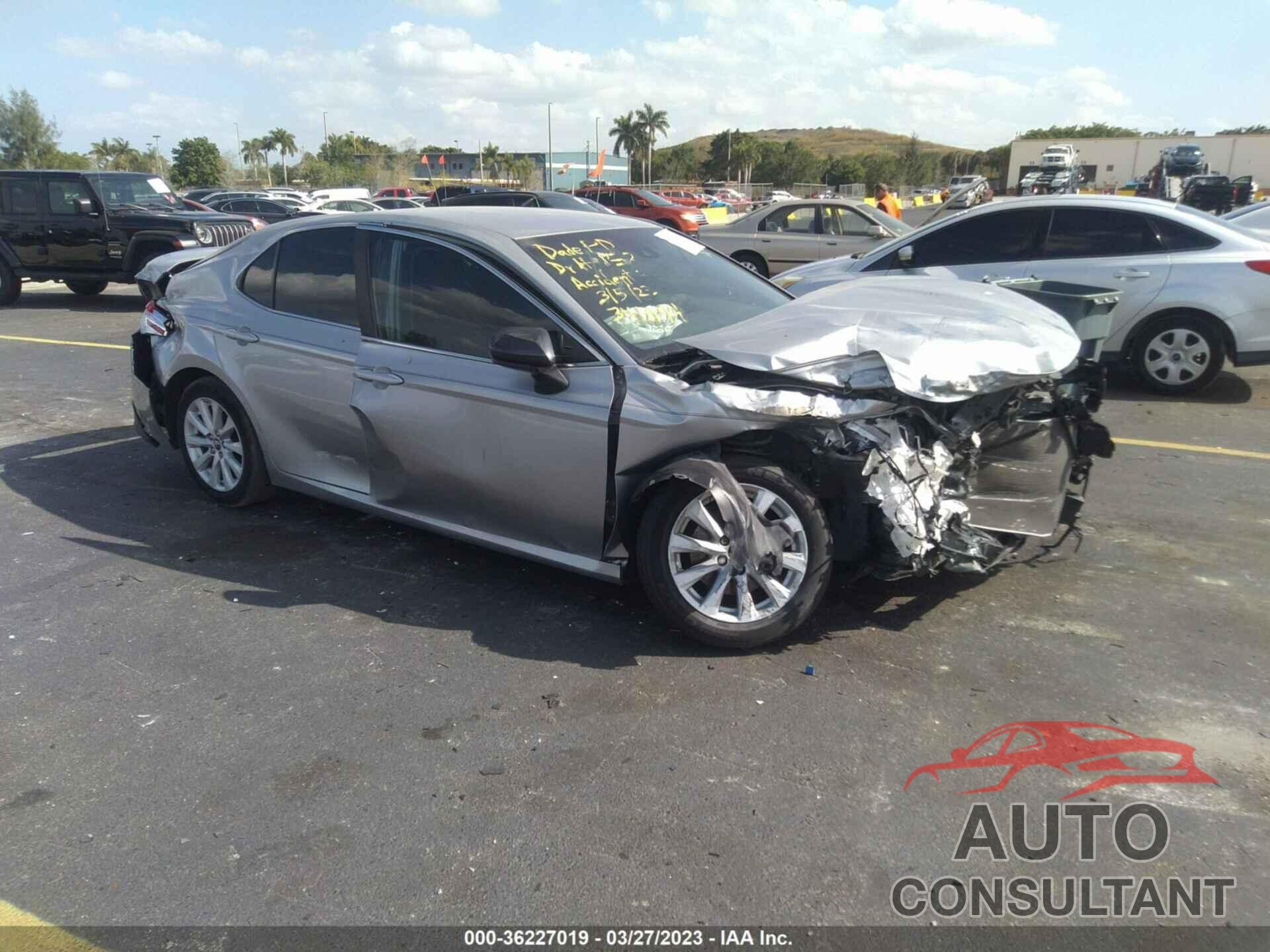 TOYOTA CAMRY 2018 - 4T1B11HK0JU650096
