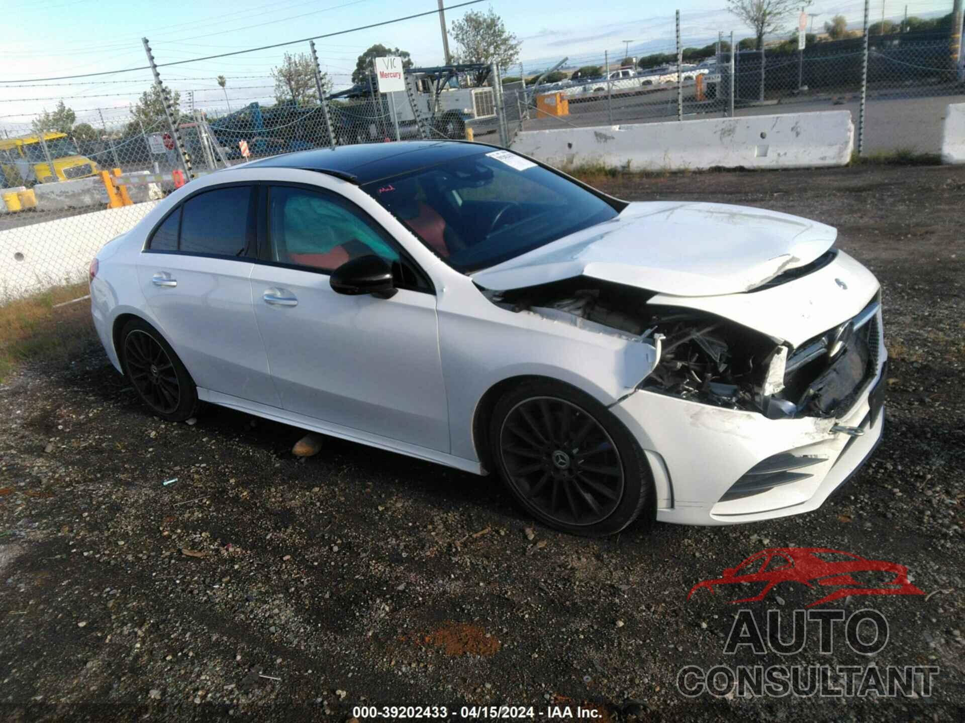 MERCEDES-BENZ A 2019 - WDD3G4EB5KW010491