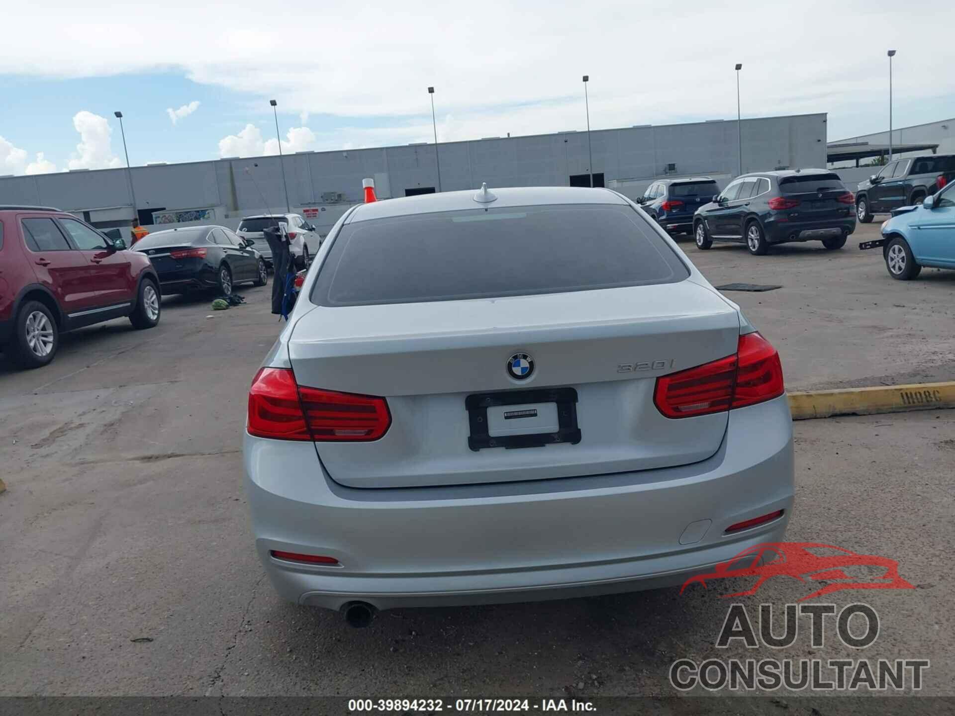 BMW 320I 2016 - WBA8E1G57GNT36332