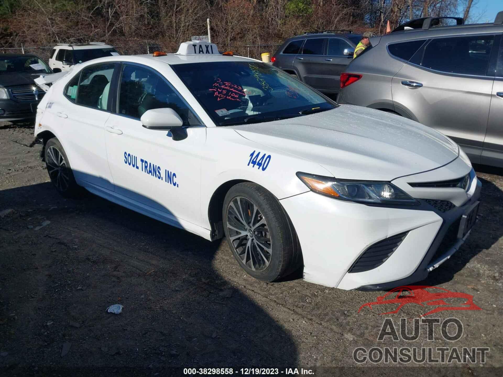 TOYOTA CAMRY 2018 - 4T1B11HK6JU072991