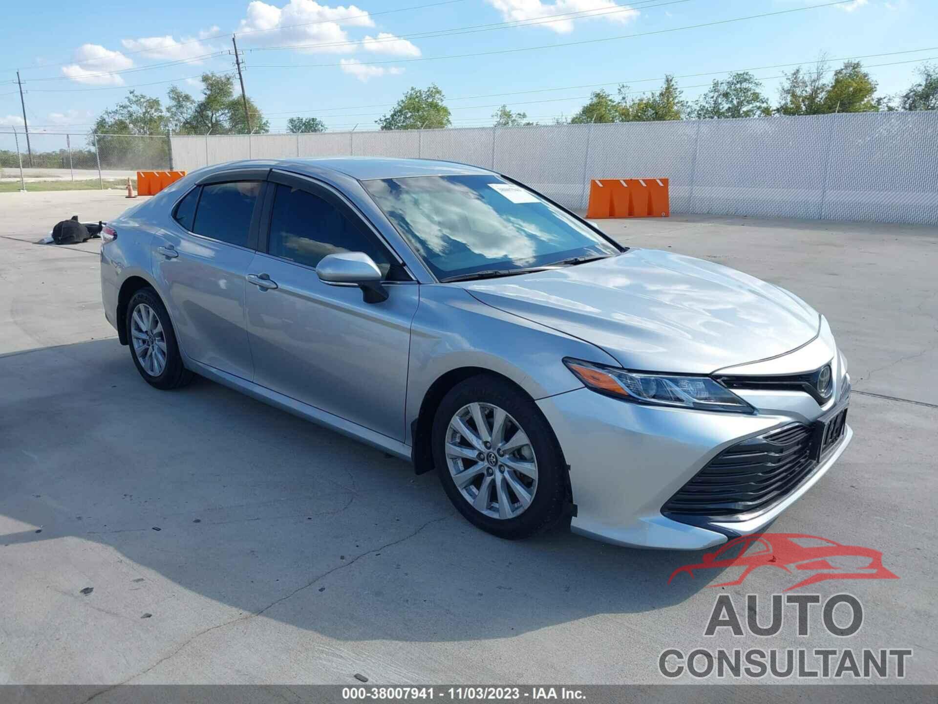 TOYOTA CAMRY 2018 - 4T1B11HK1JU062465