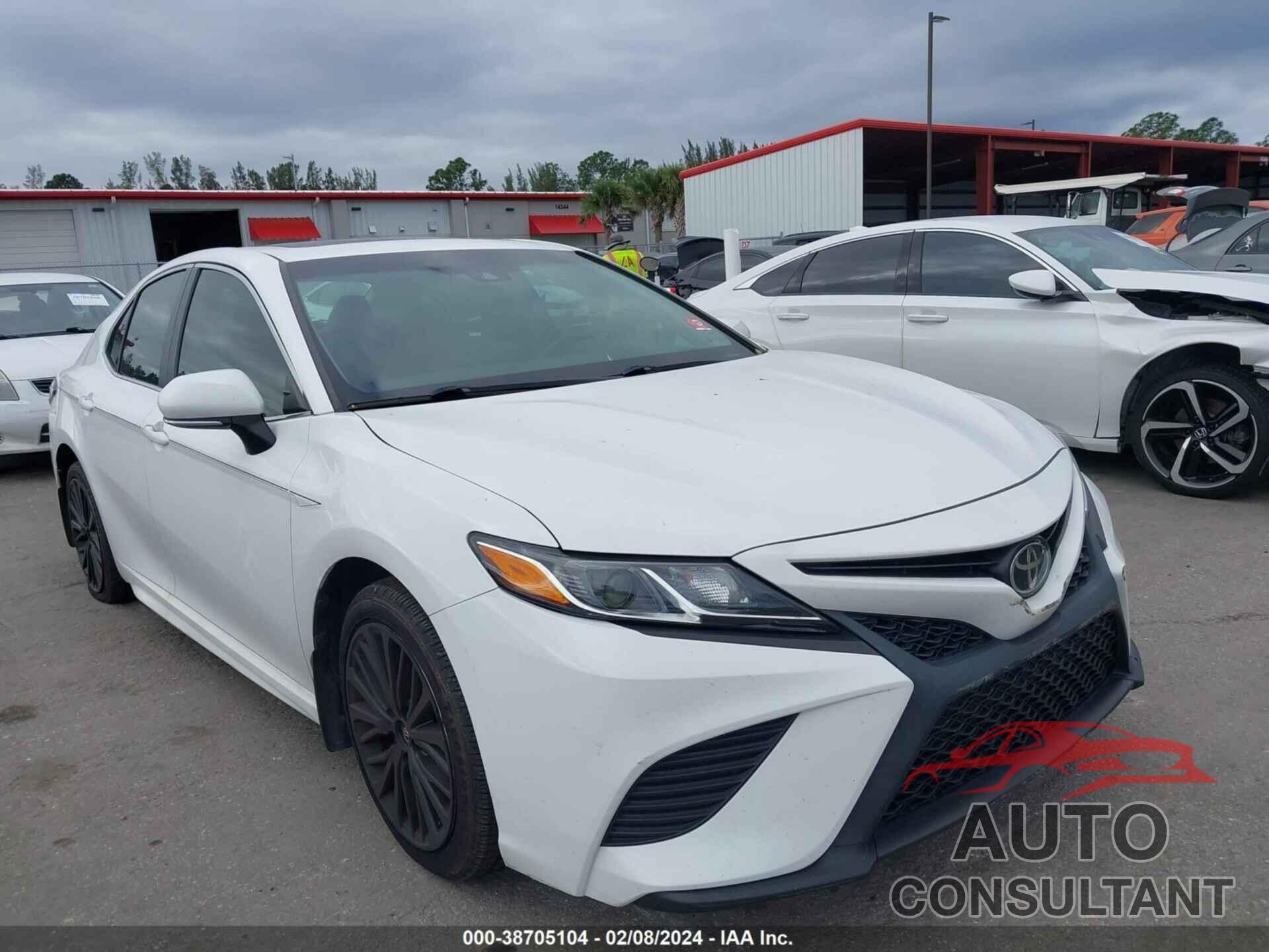 TOYOTA CAMRY 2018 - 4T1B11HK7JU016896