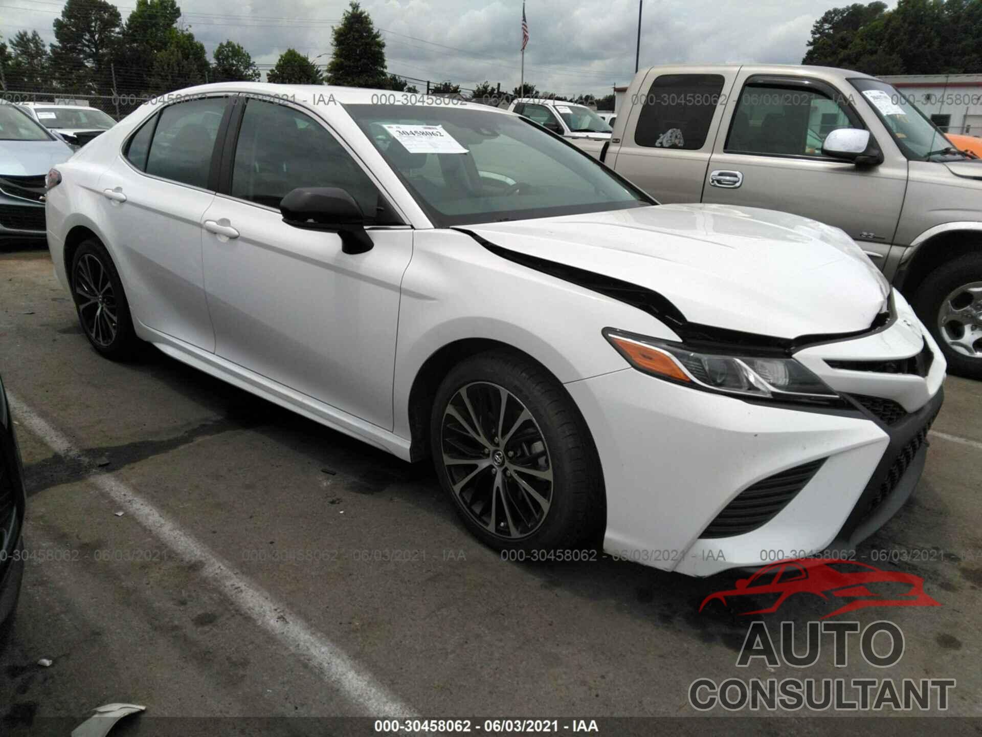 TOYOTA CAMRY 2018 - 4T1B11HK1JU148164
