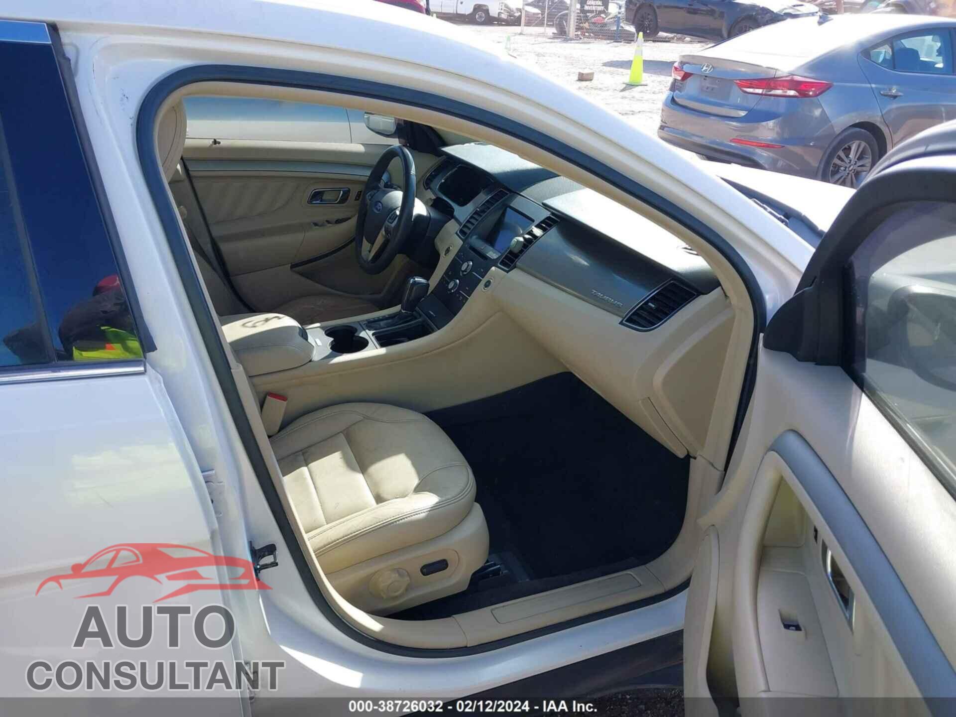 FORD TAURUS 2018 - 1FAHP2E81JG113186