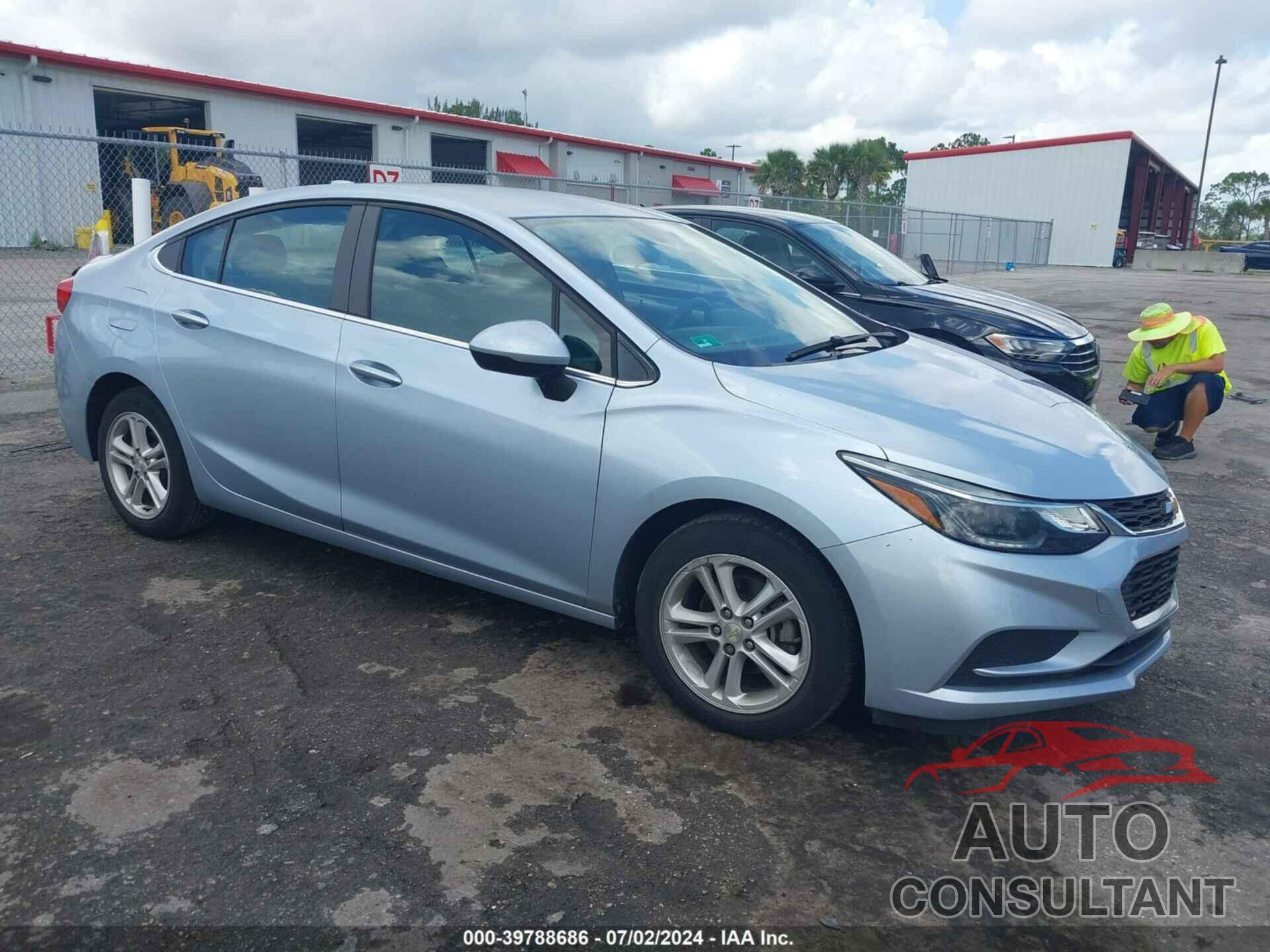 CHEVROLET CRUZE 2018 - 1G1BE5SM8J7149572