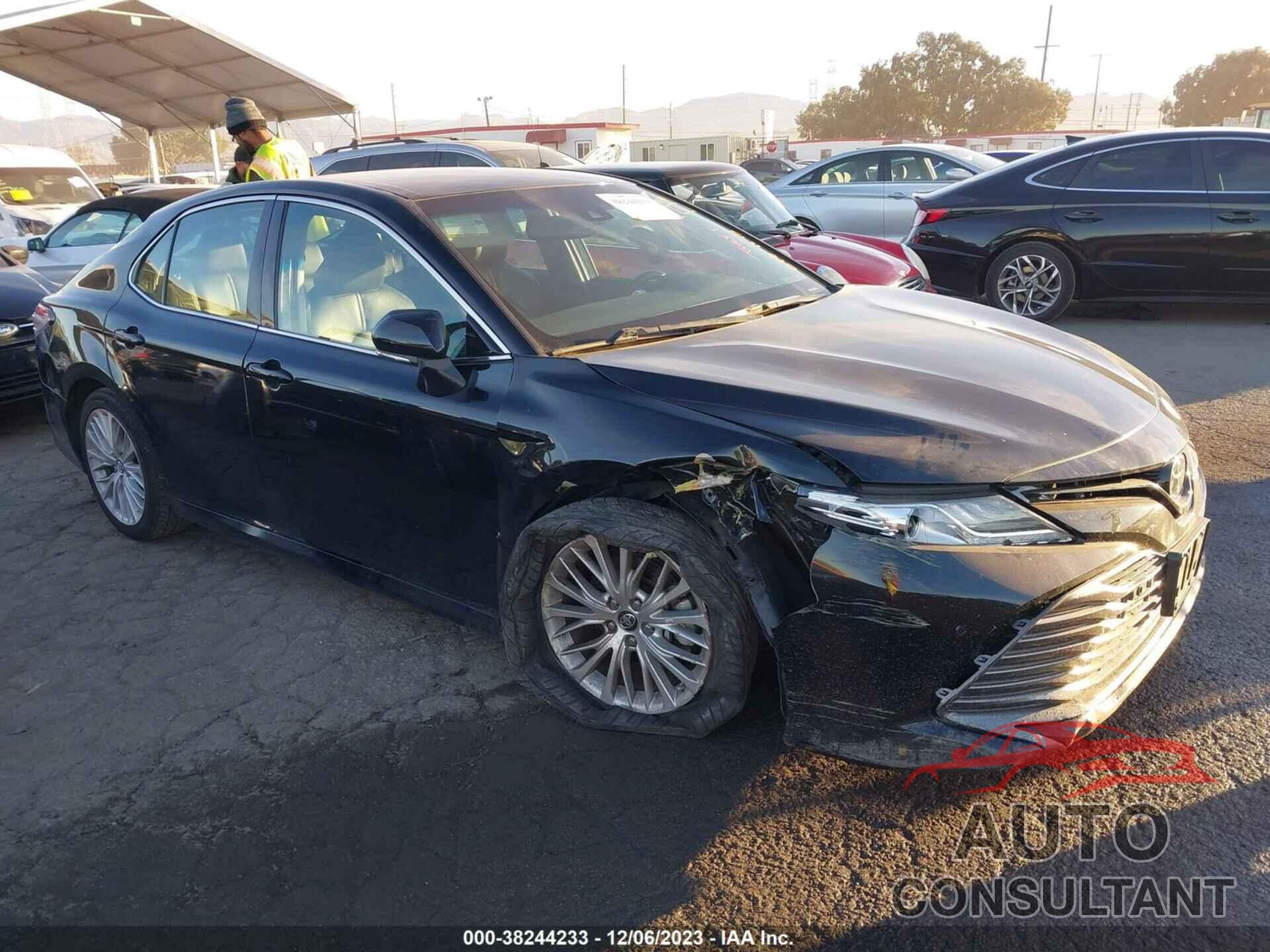 TOYOTA CAMRY 2018 - 4T1B11HK2JU502404