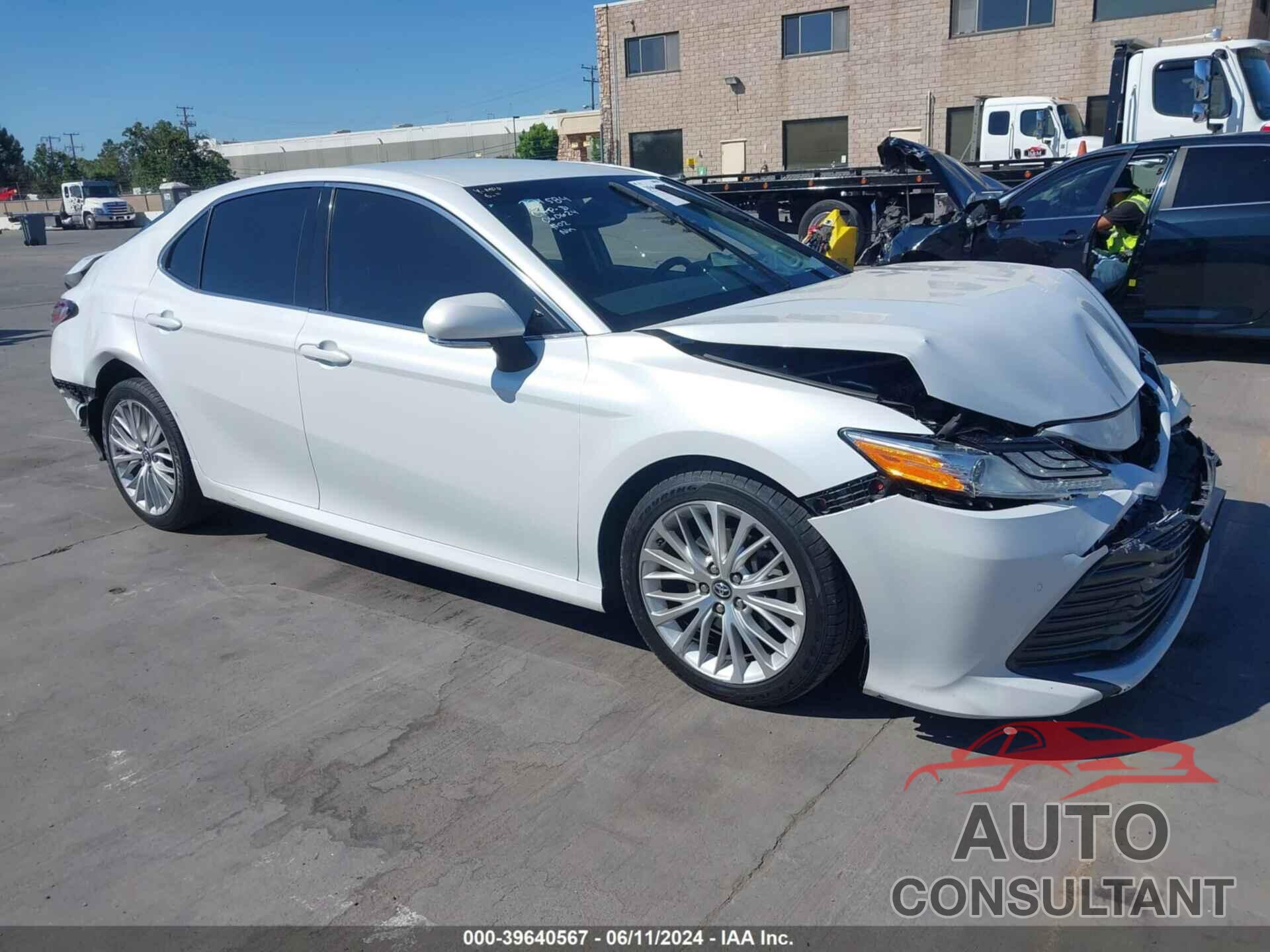 TOYOTA CAMRY 2018 - 4T1B11HK4JU042260