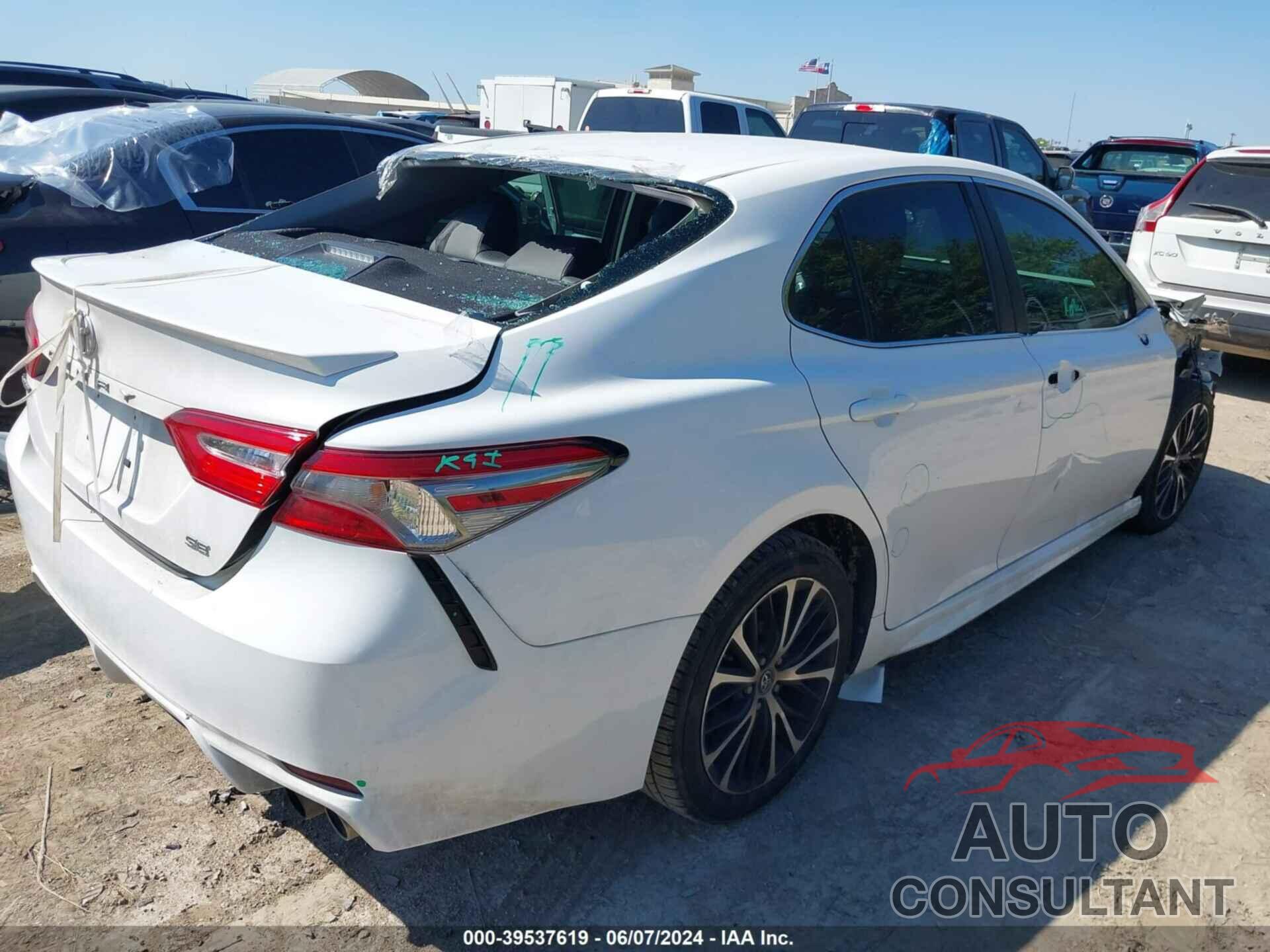 TOYOTA CAMRY 2018 - 4T1B11HK2JU669975