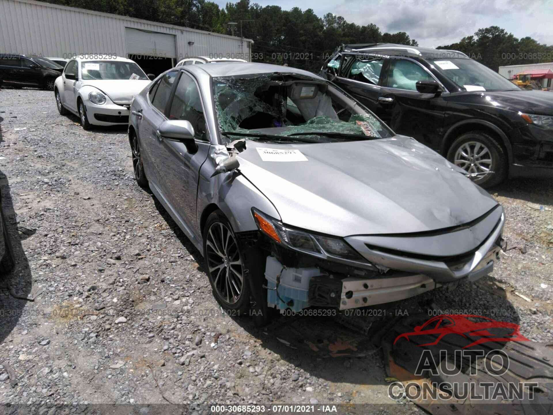 TOYOTA CAMRY 2018 - 4T1B11HK1JU592385