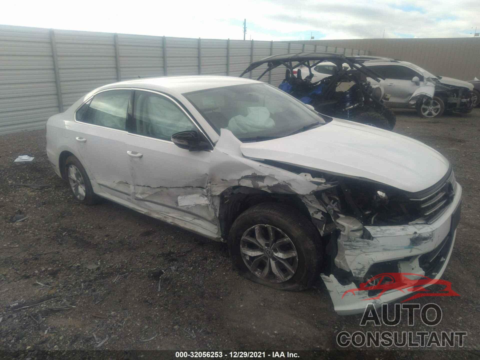 VOLKSWAGEN PASSAT 2017 - 1VWAT7A31HC026367