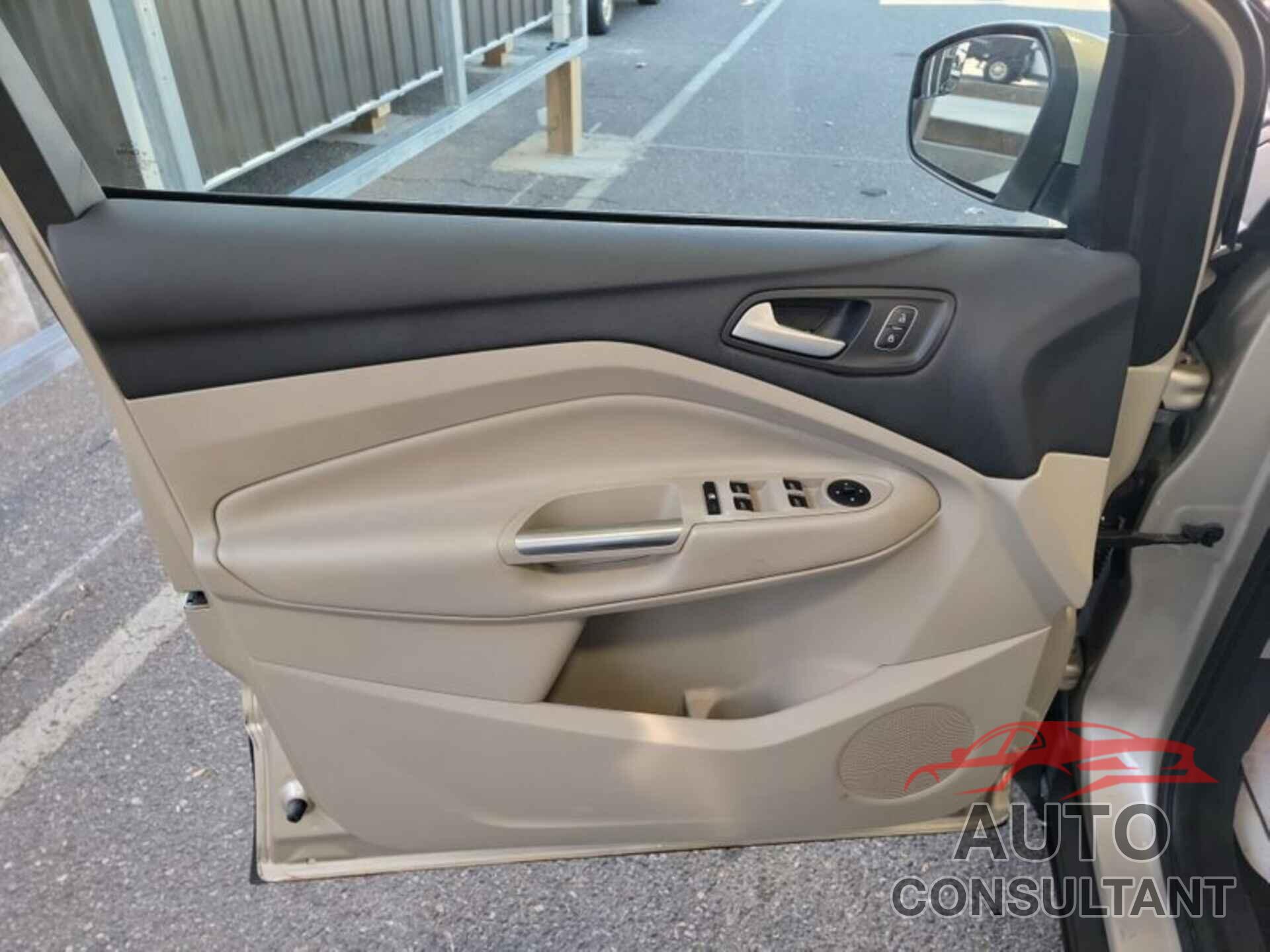 FORD ESCAPE 2018 - 1FMCU0GD3JUB67470