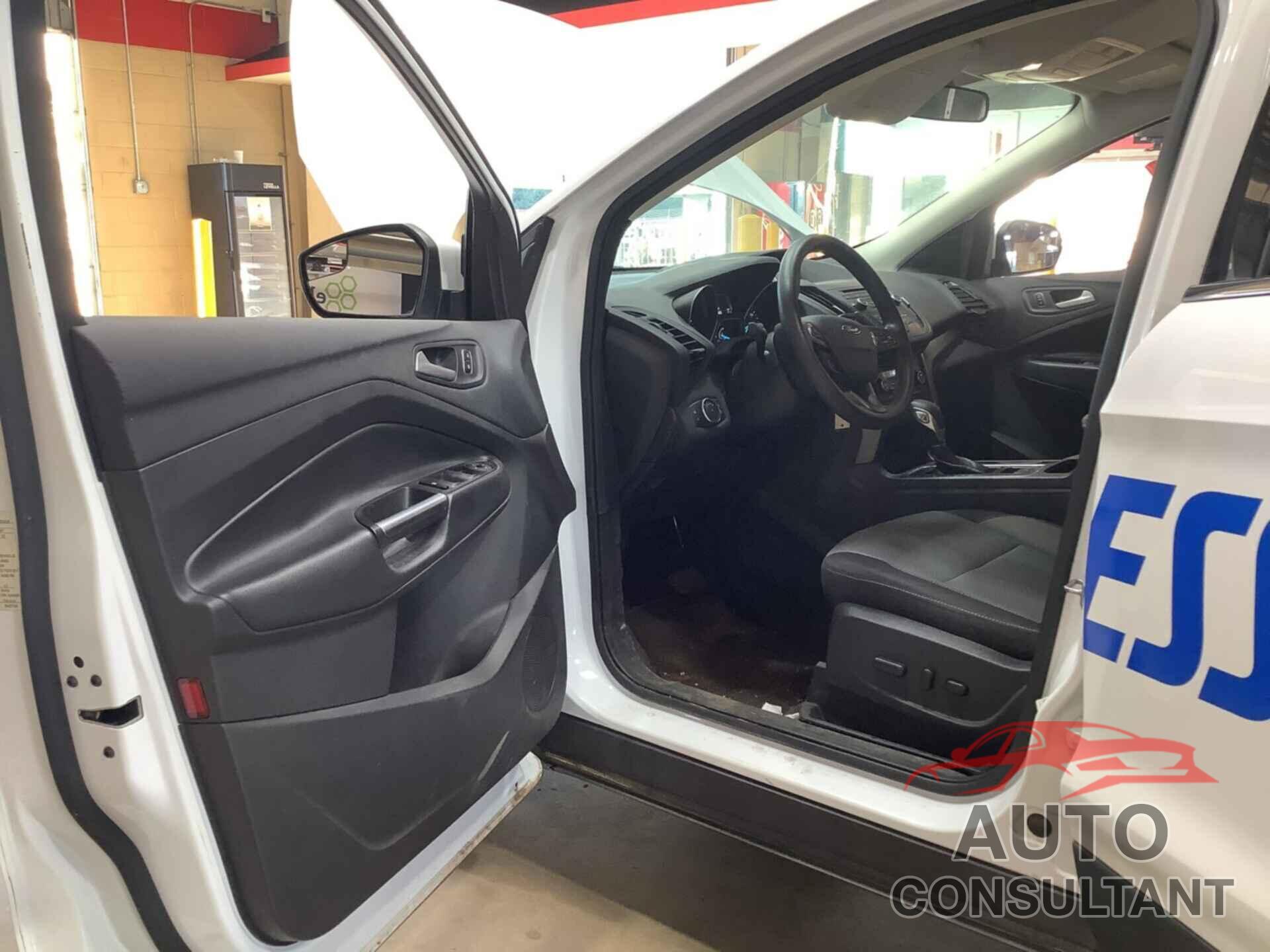 FORD ESCAPE 2018 - 1FMCU0GD7JUA75908