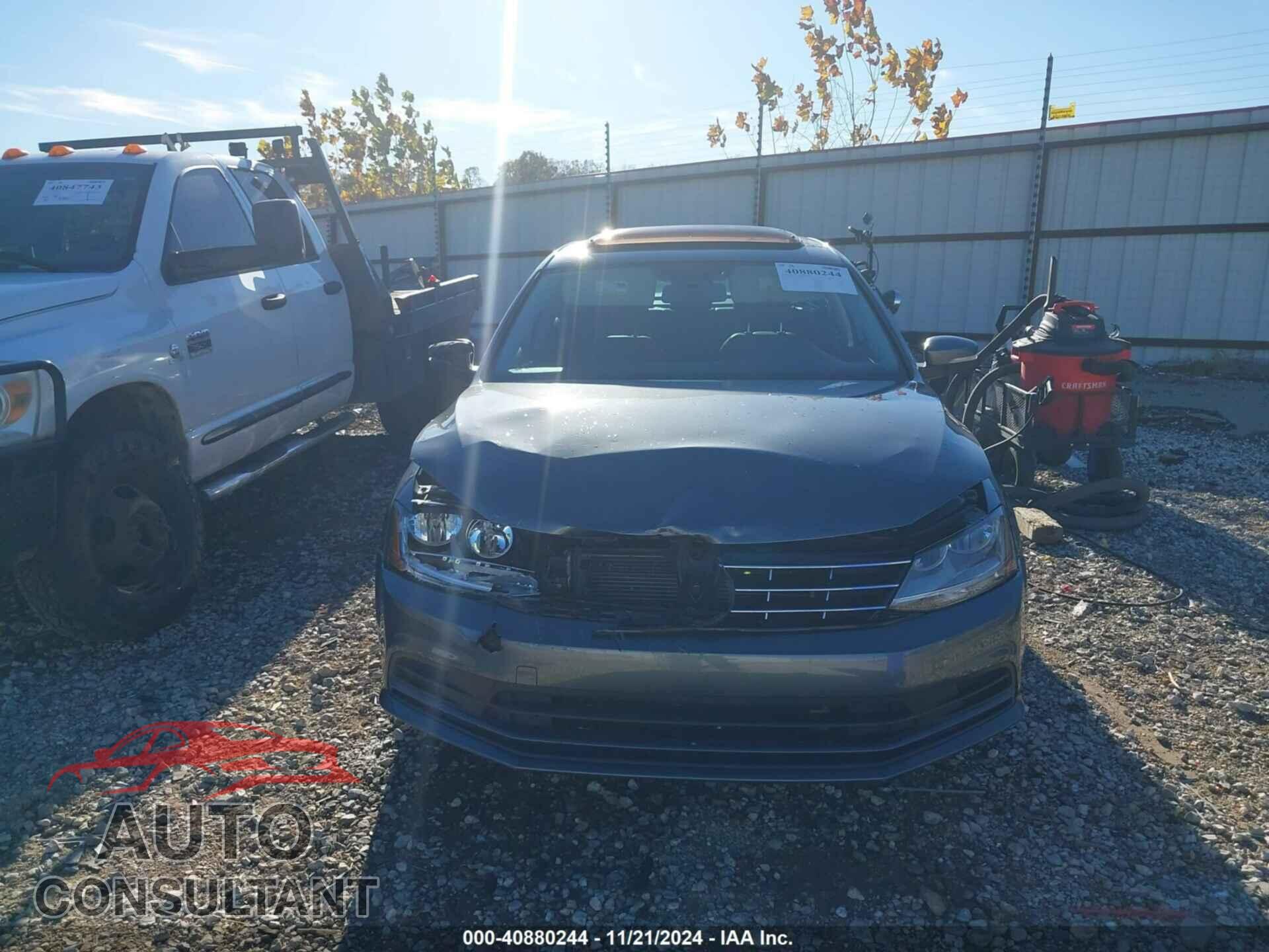 VOLKSWAGEN JETTA 2018 - 3VWDB7AJ5JM259350