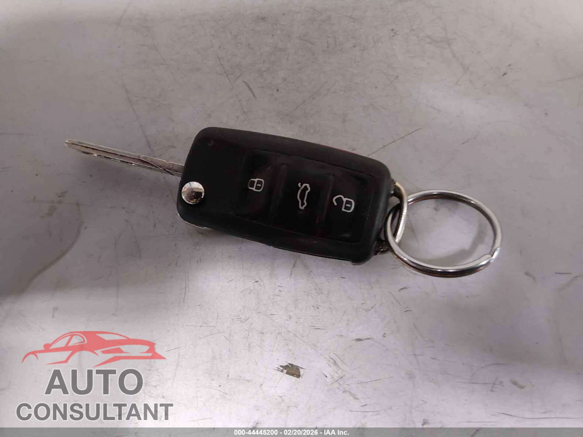 VOLKSWAGEN PASSAT 2017 - 1VWAT7A30HC003078