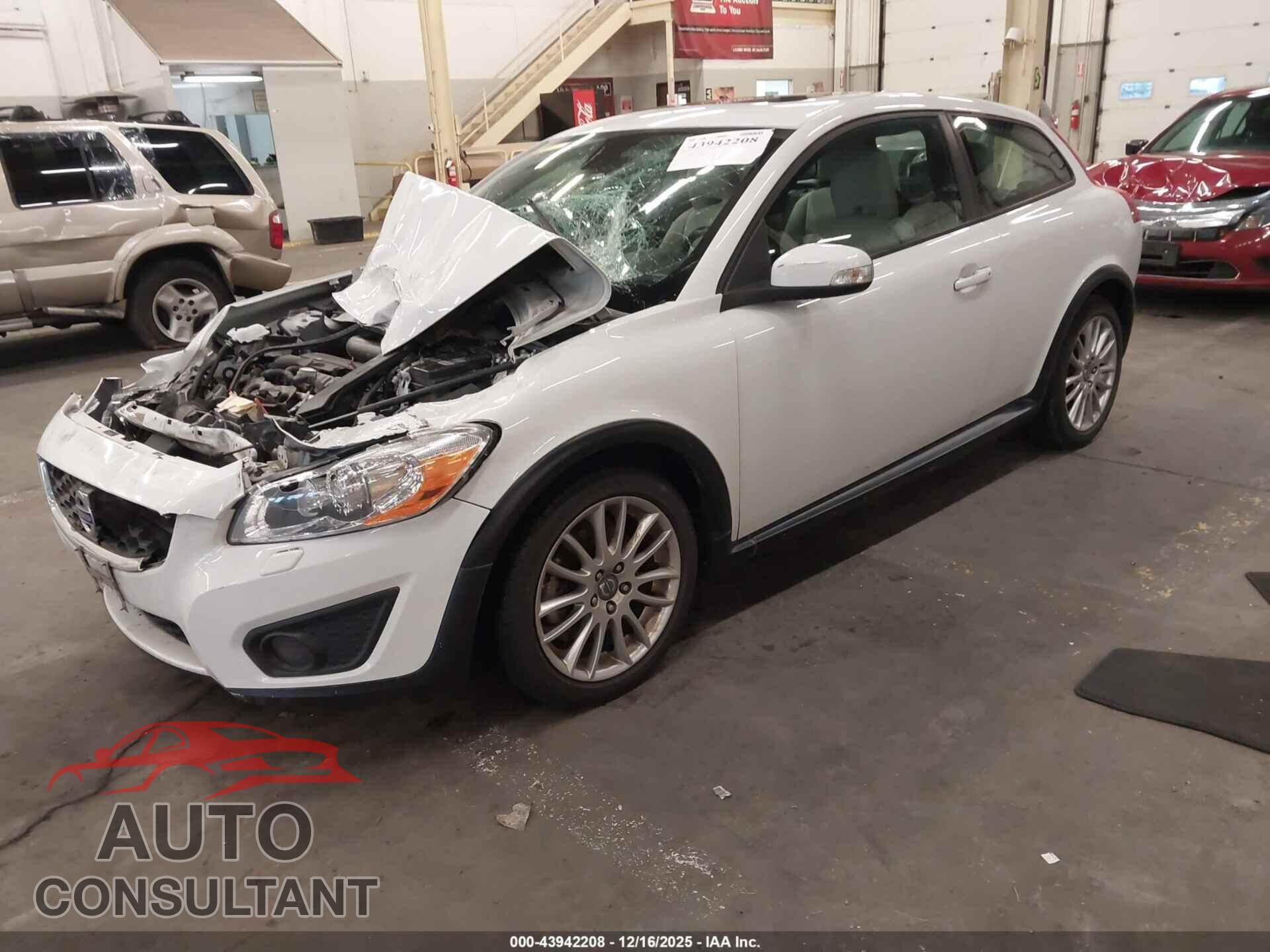 VOLVO C30 2011 - YV1672MK2B2211540