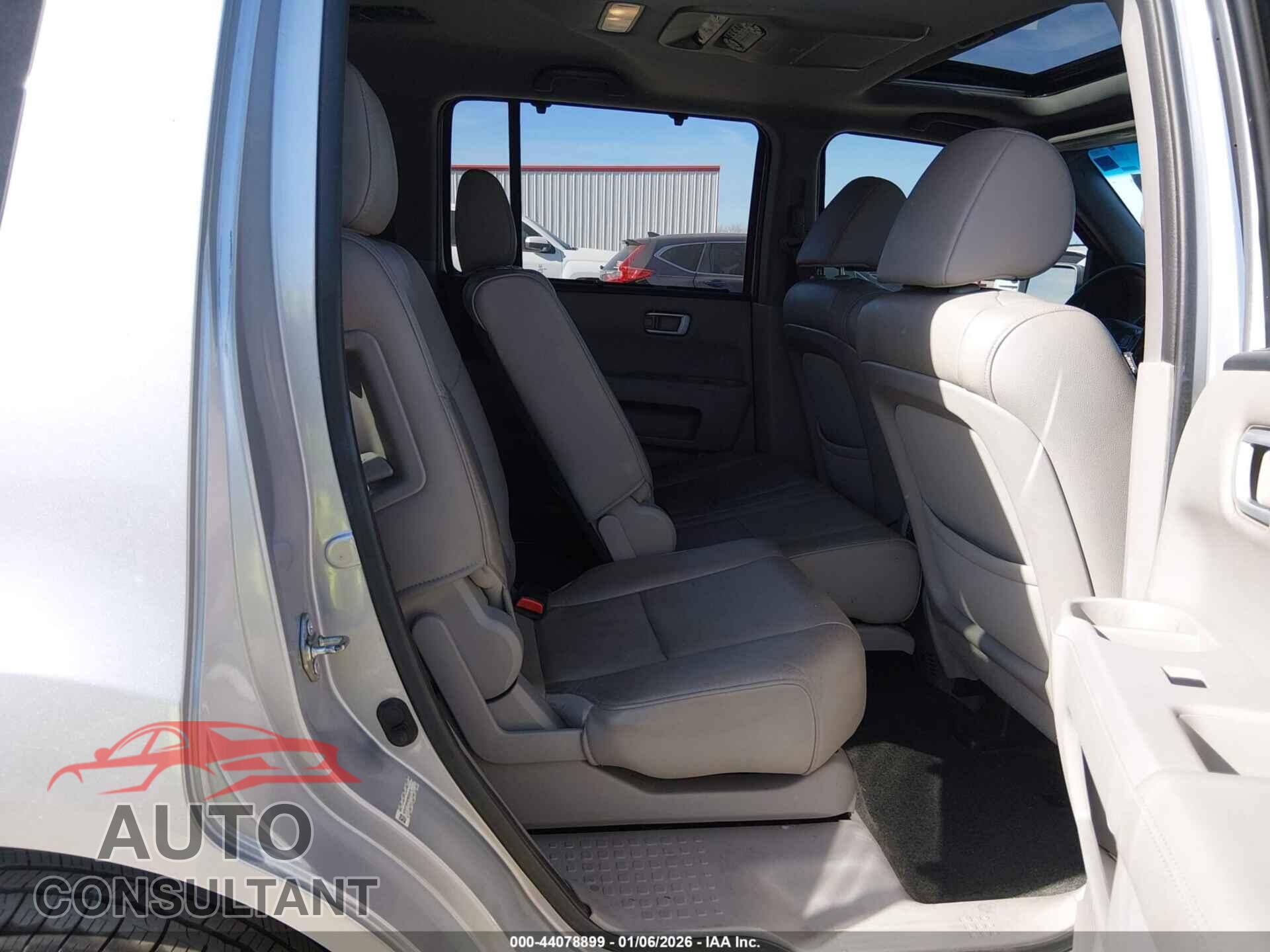 HONDA PILOT 2015 - 5FNYF3H94FB008019