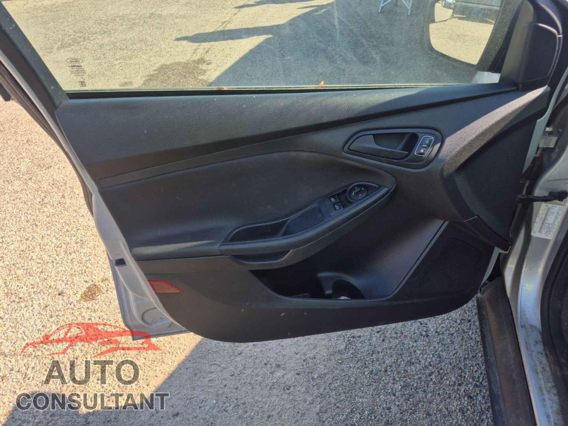 FORD FOCUS 2016 - 1FADP3E20GL311189