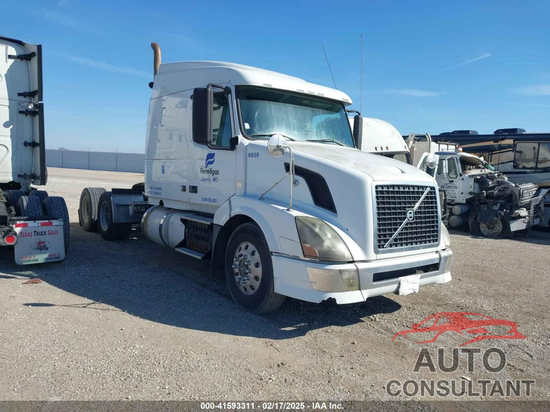 VOLVO VN 2011 - 4V4NC9EH1BN532738