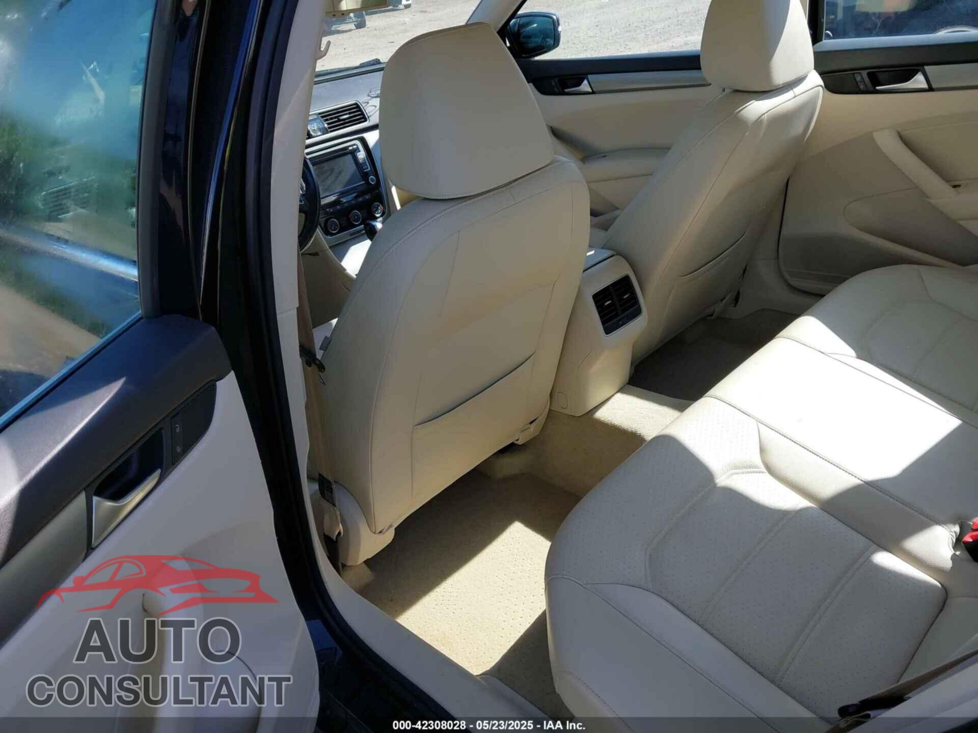 VOLKSWAGEN PASSAT 2014 - 1VWBN7A37EC002696
