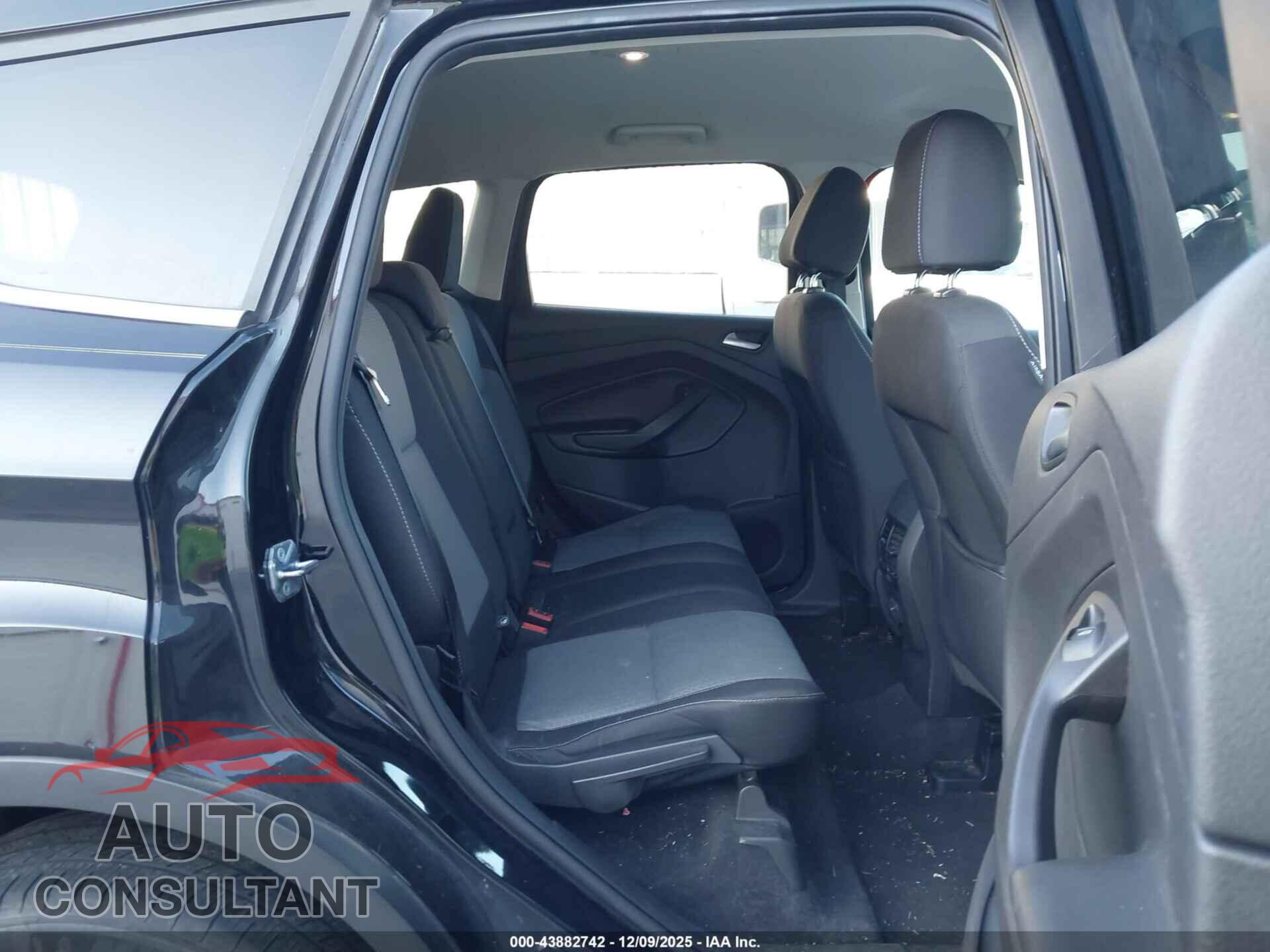 FORD ESCAPE 2017 - 1FMCU0GD8HUD38451