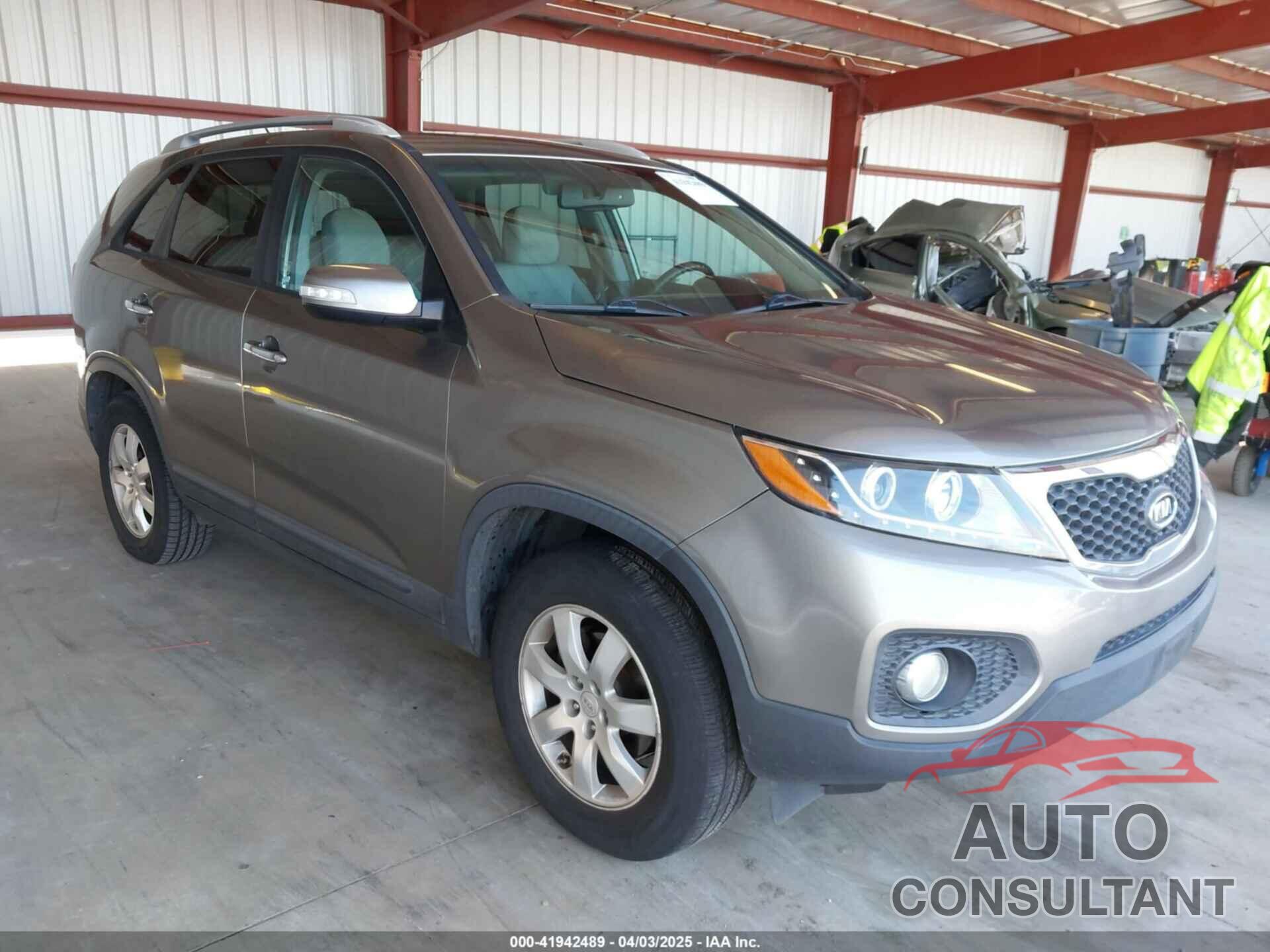 KIA SORENTO 2011 - 5XYKT4A12BG180321