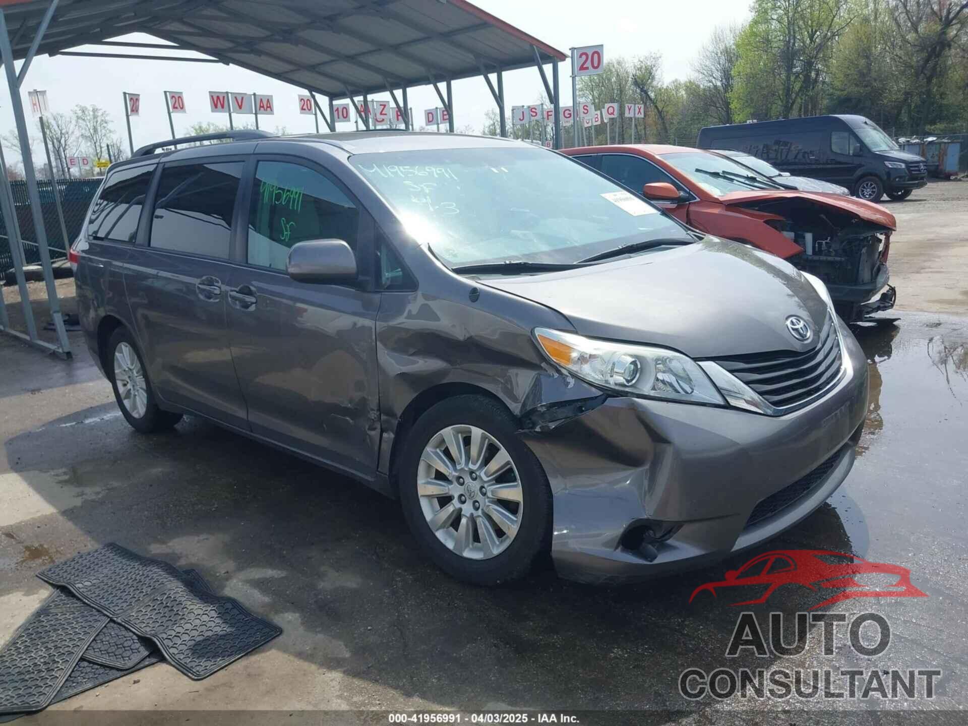 TOYOTA SIENNA 2011 - 5TDJK3DC8BS028794