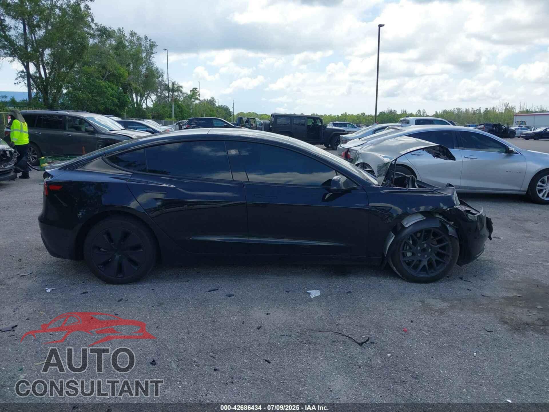 TESLA MODEL 3 2024 - 5YJ3E1EA4RF856745