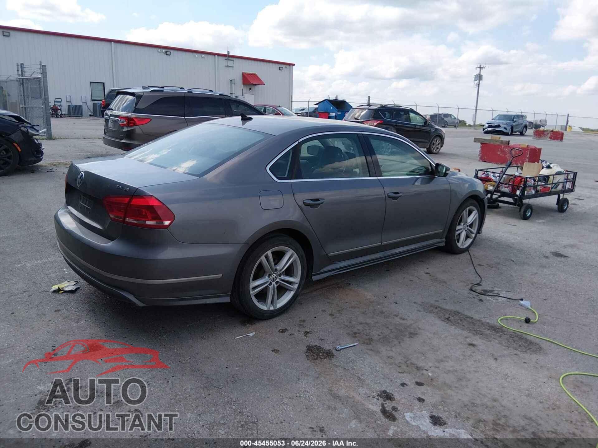 VOLKSWAGEN PASSAT 2013 - 1VWBN7A33DC087566