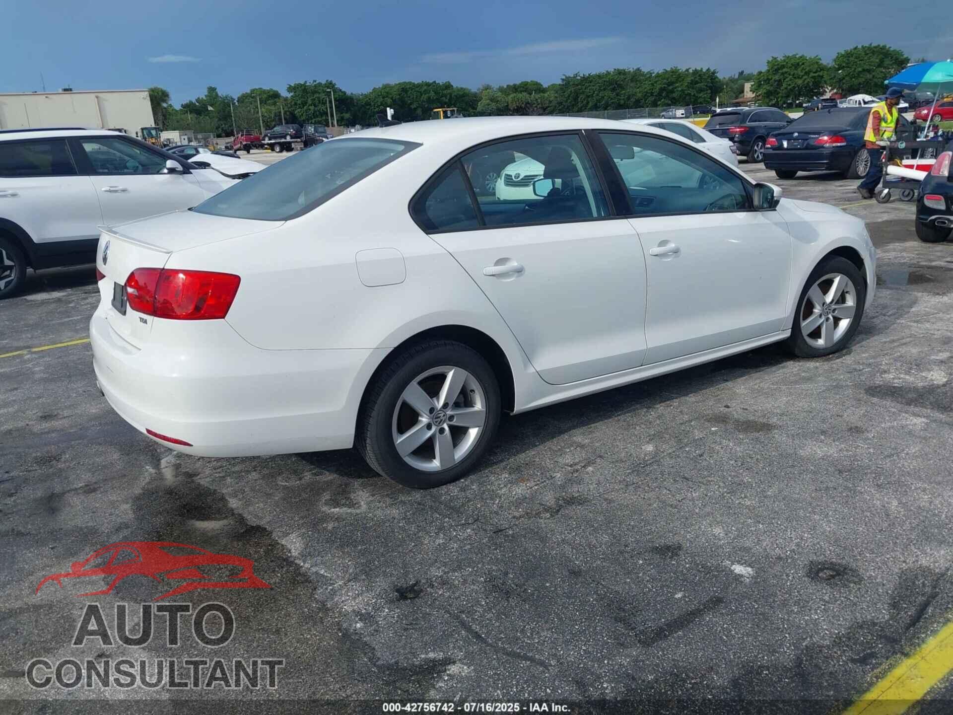 VOLKSWAGEN JETTA 2011 - 3VWLL7AJ7BM062447