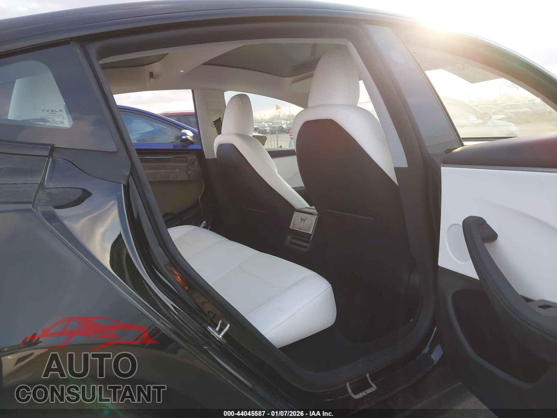 TESLA MODEL 3 2024 - 5YJ3E1EB2RF794562