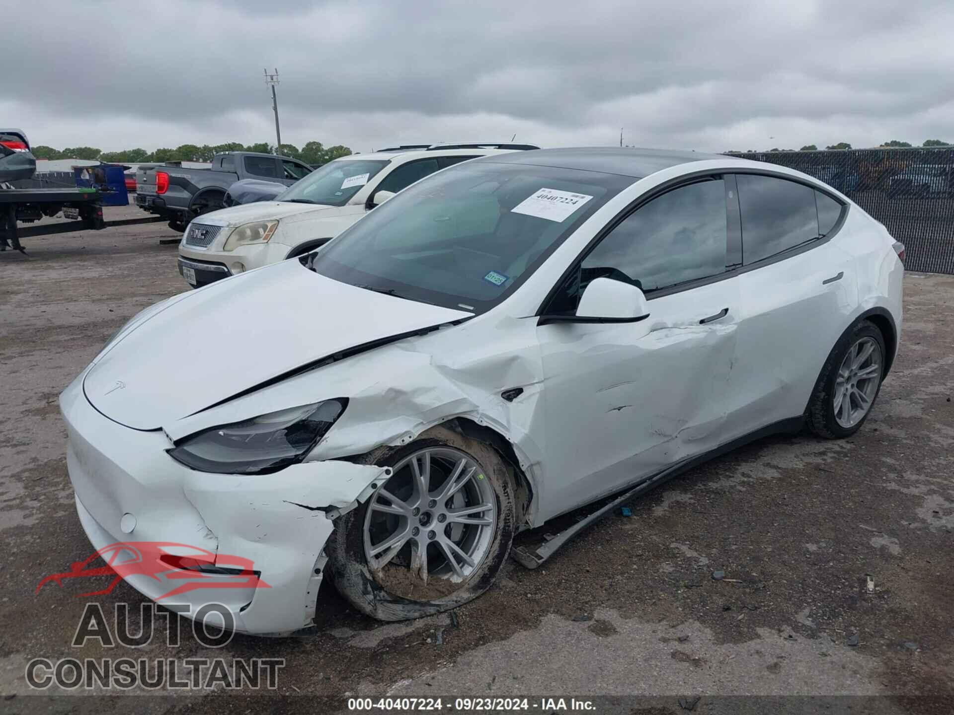 TESLA MODEL Y 2023 - 7SAYGAEEXPF660828