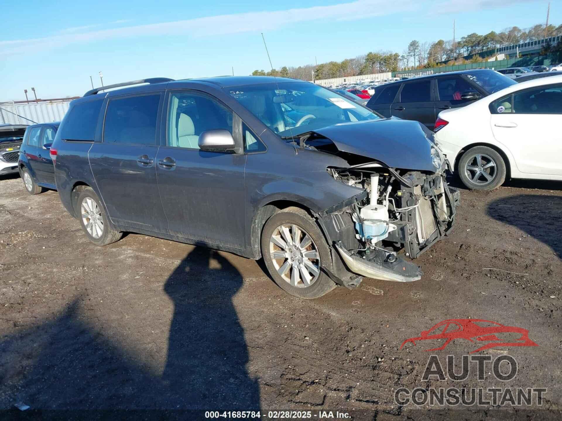 TOYOTA SIENNA 2011 - 5TDJK3DC5BS024881