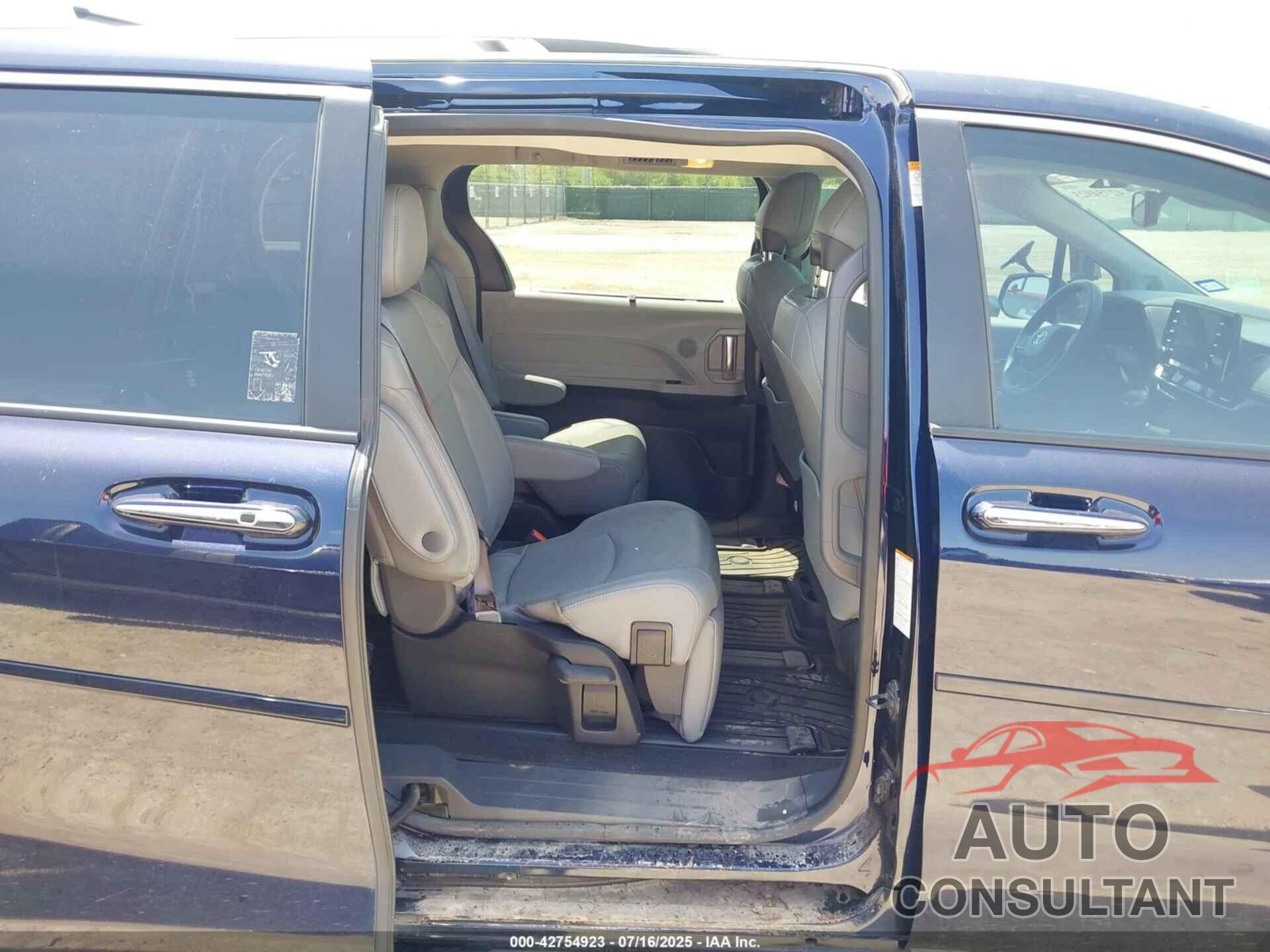 TOYOTA SIENNA 2022 - 5TDZRKEC4NS134753