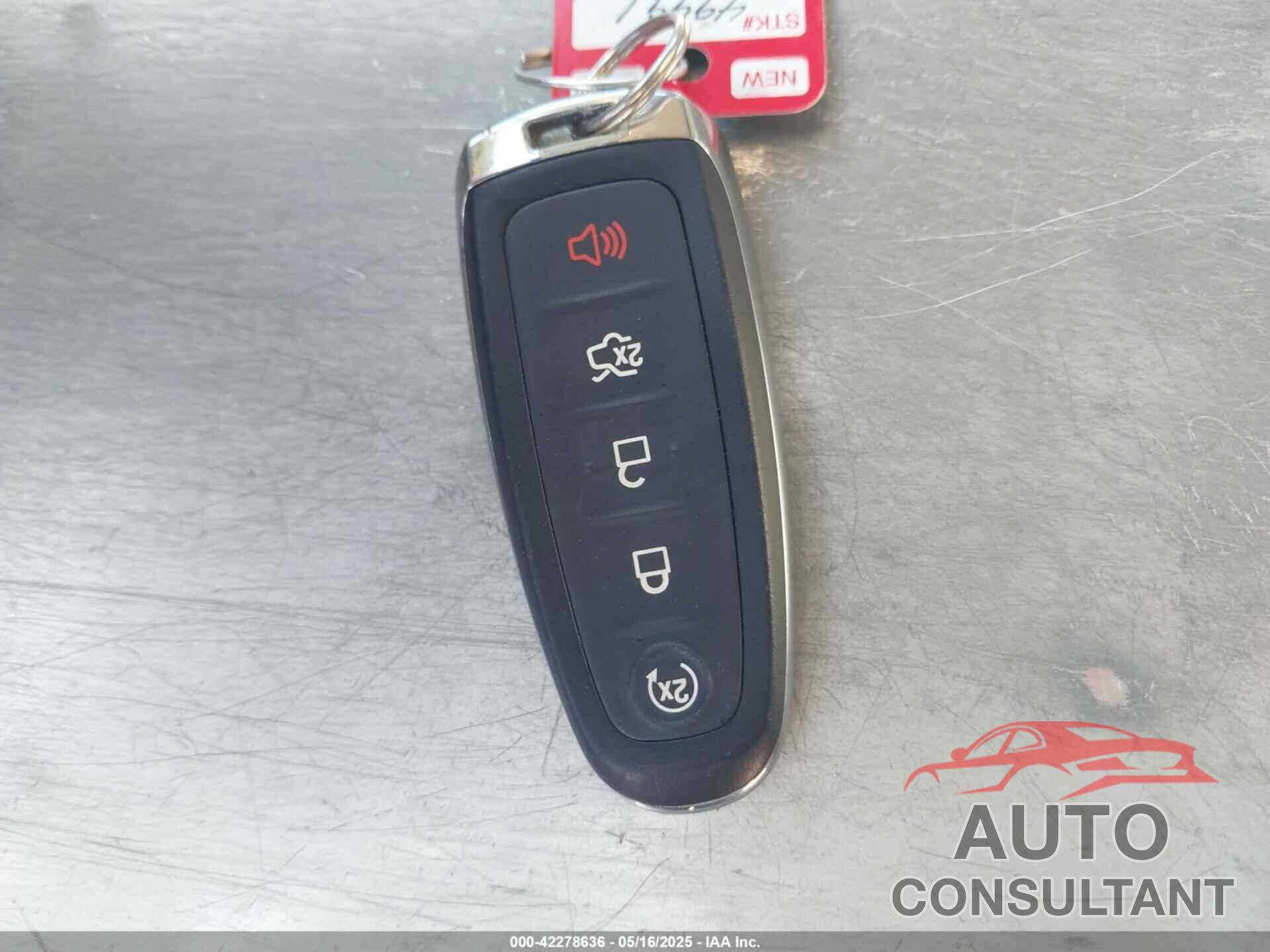 FORD ESCAPE 2017 - 1FMCU0J93HUA48123
