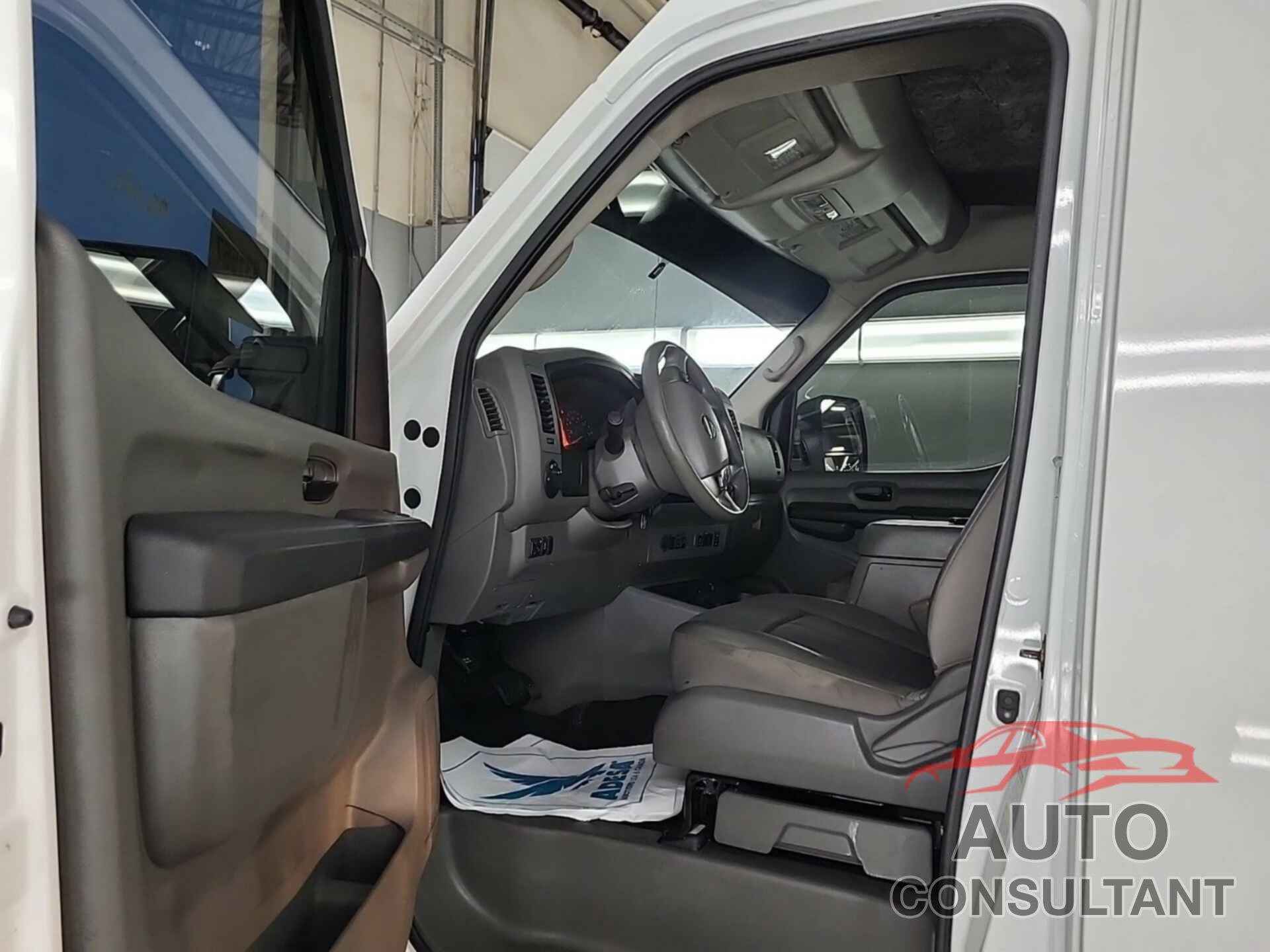 NISSAN NV CARGO NV2500 HD 2018 - 1N6AF0LY5JN813338