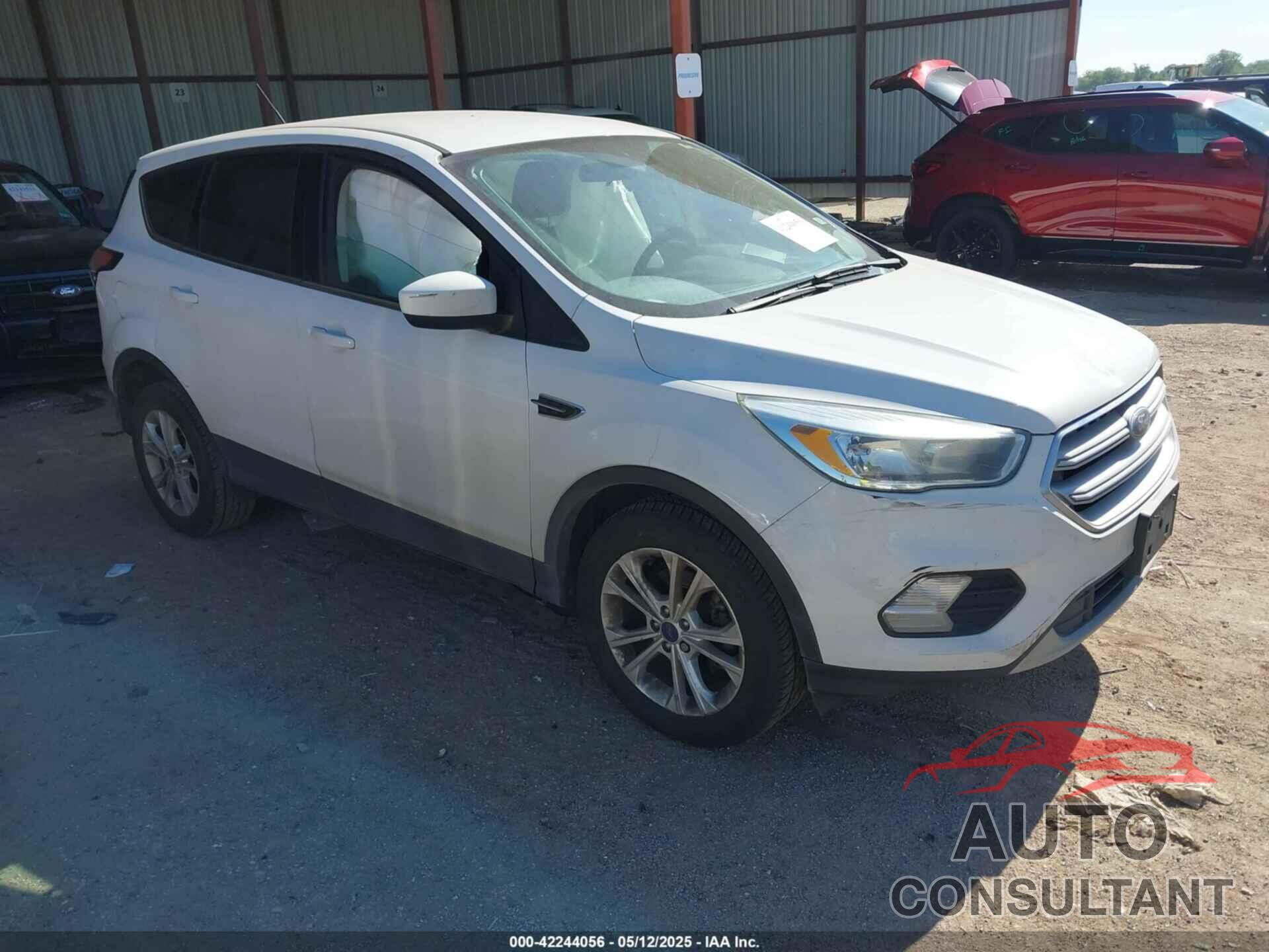 FORD ESCAPE 2017 - 1FMCU0GD5HUC37979