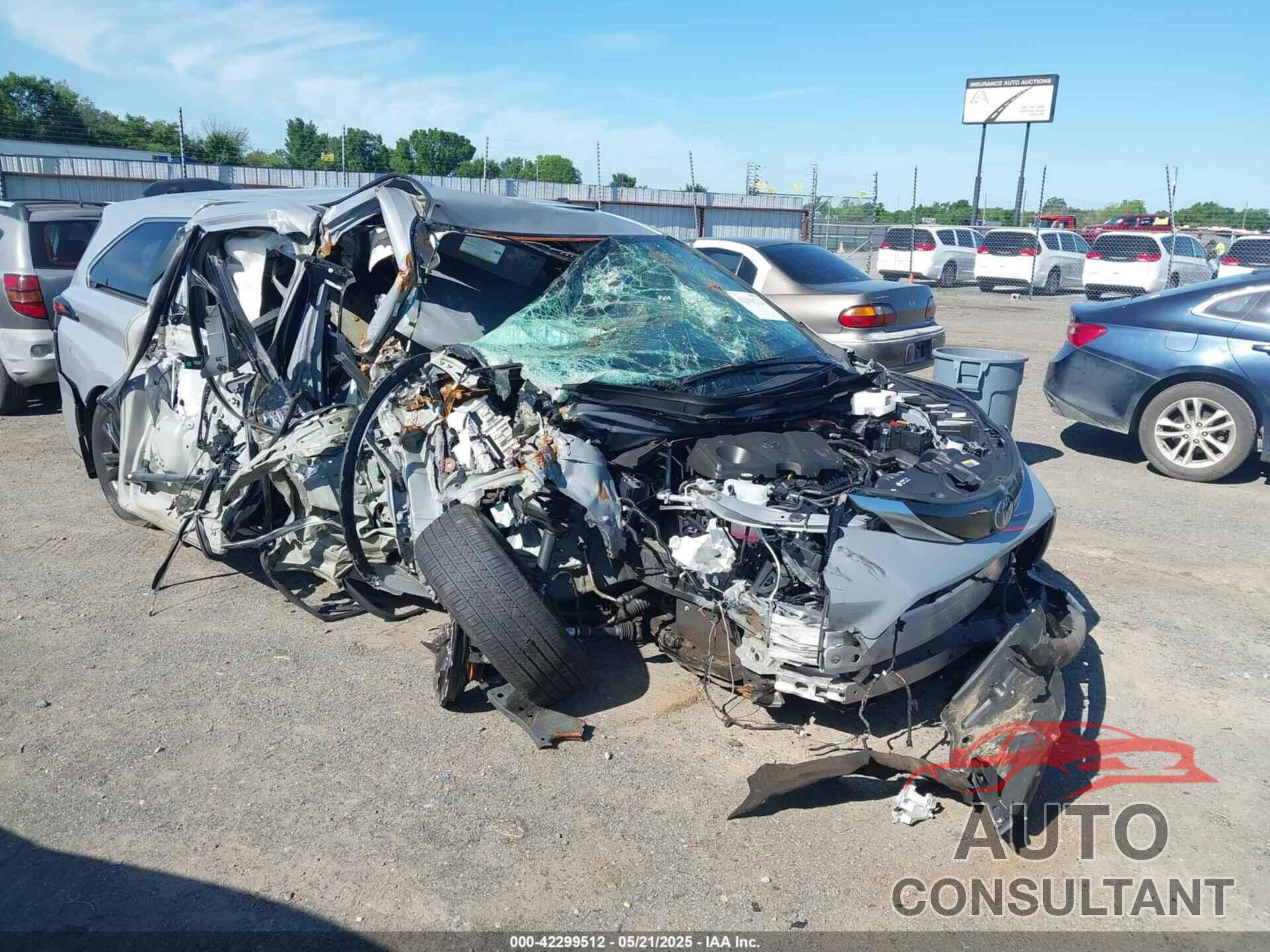 TOYOTA SIENNA 2024 - 5TDXSKFC0RS135429