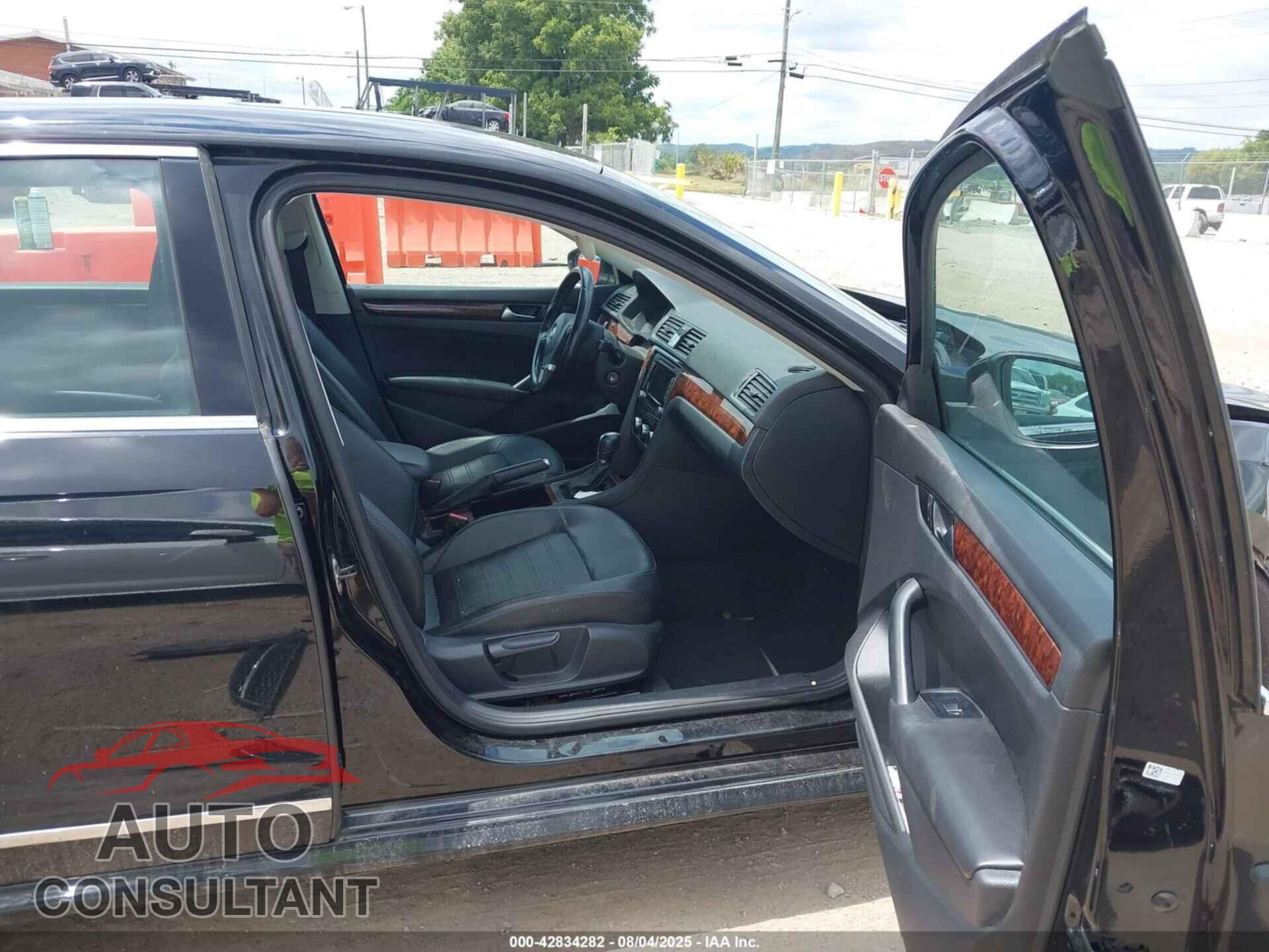 VOLKSWAGEN PASSAT 2012 - 1VWCH7A35CC028058