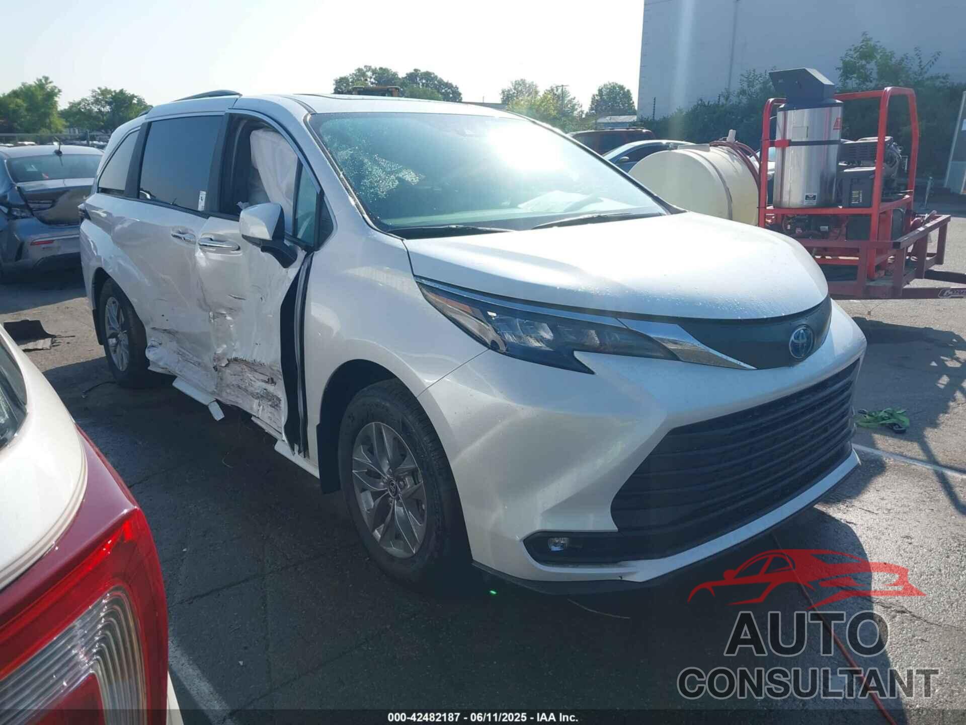 TOYOTA SIENNA 2025 - 5TDJRKEC9SS246876