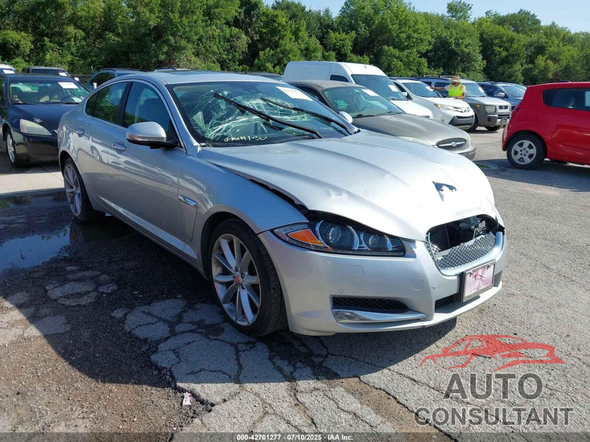 JAGUAR XF 2015 - SAJWA0F70F8U67359