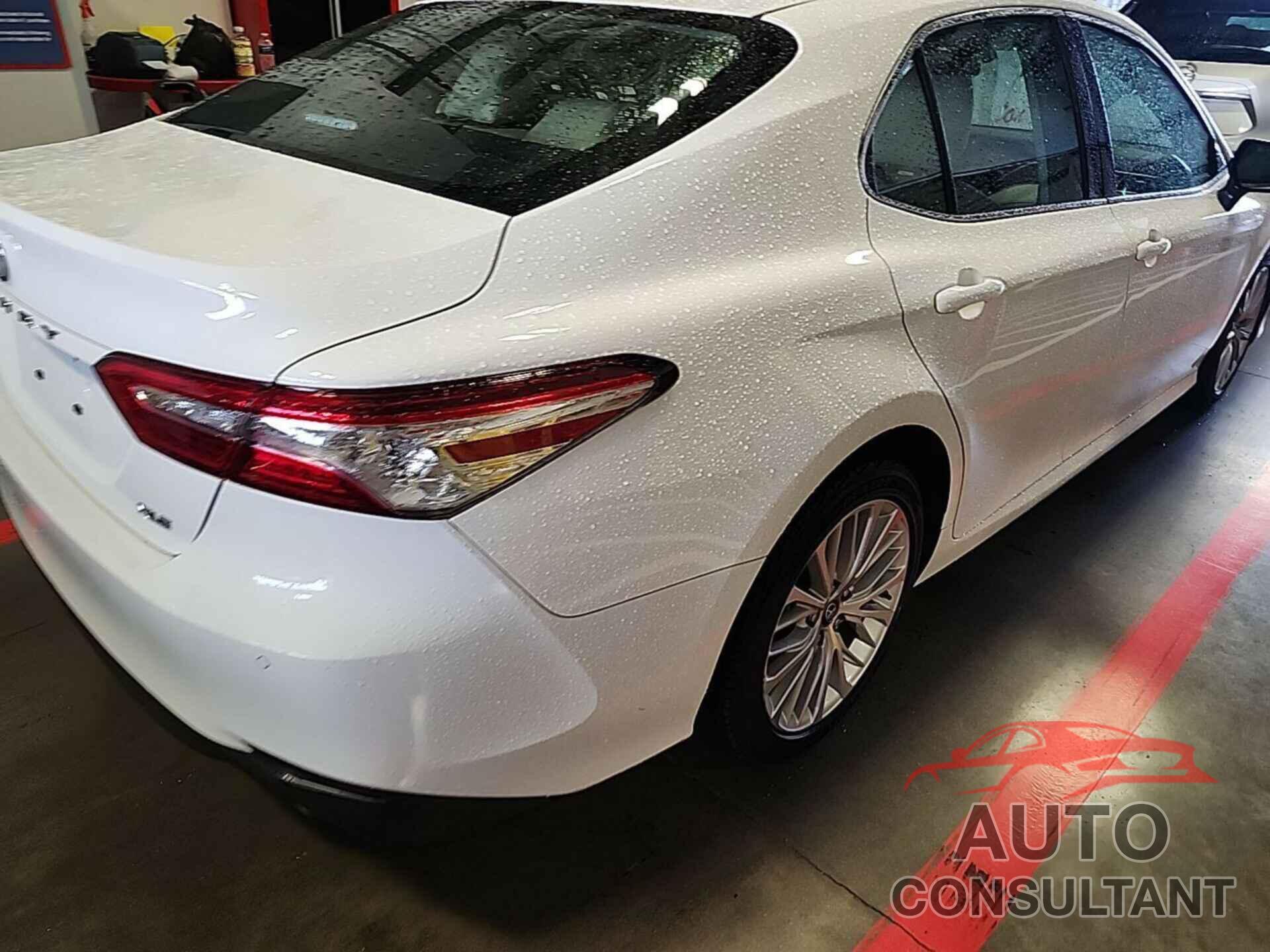TOYOTA CAMRY 2018 - 4T1B11HK2JU137853
