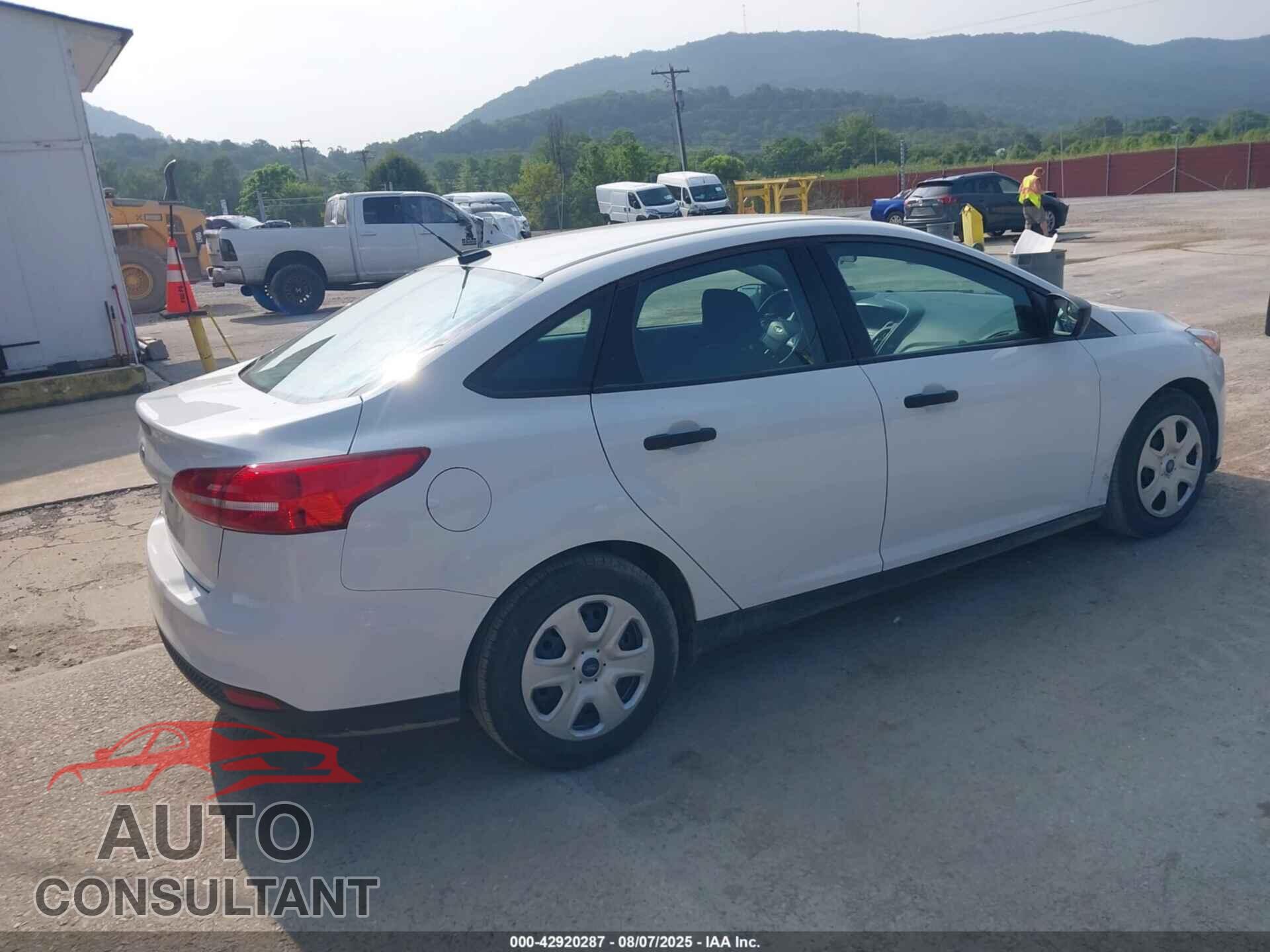 FORD FOCUS 2018 - 1FADP3E22JL264481