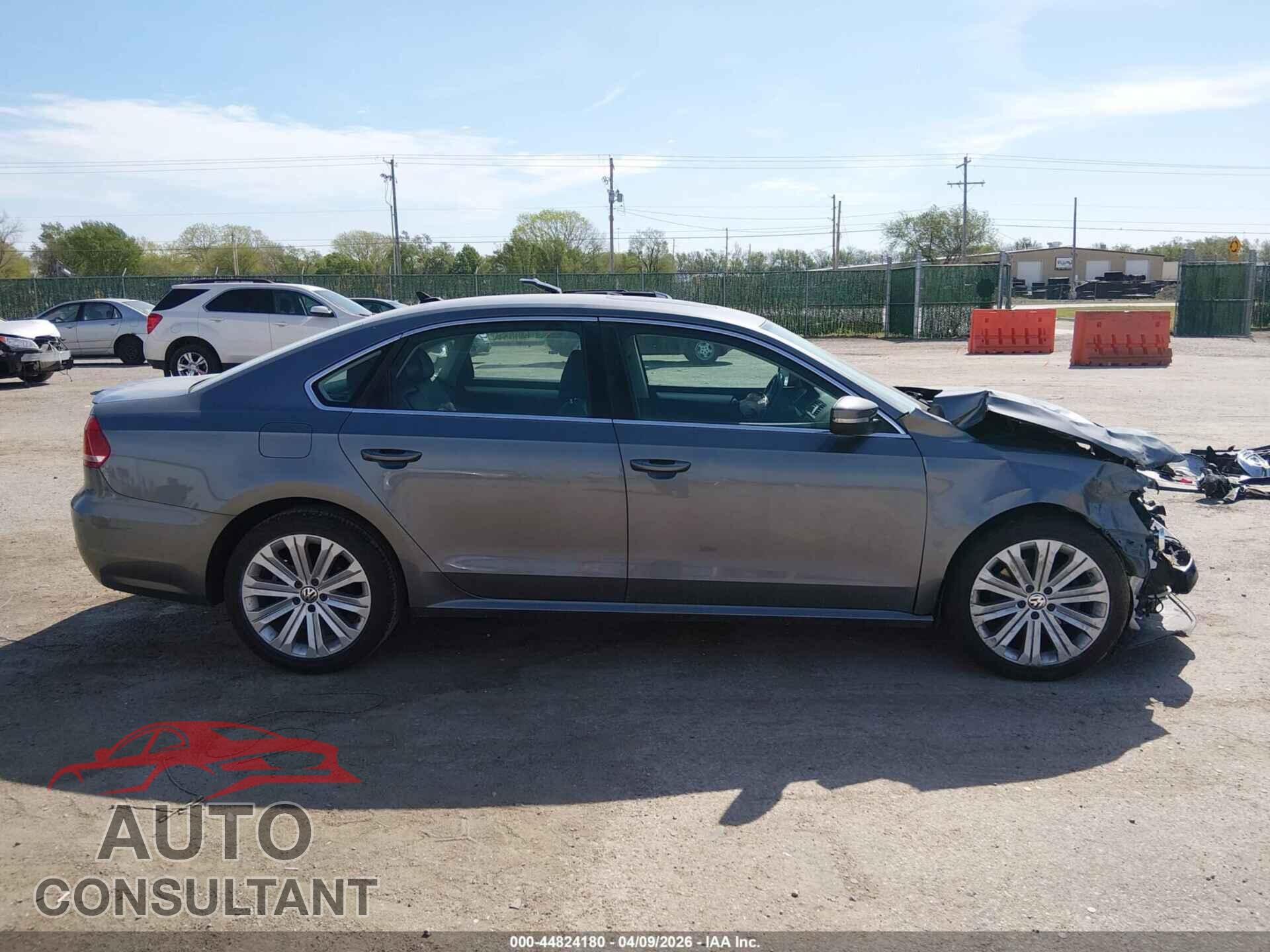 VOLKSWAGEN PASSAT 2013 - 1VWBP7A32DC043827