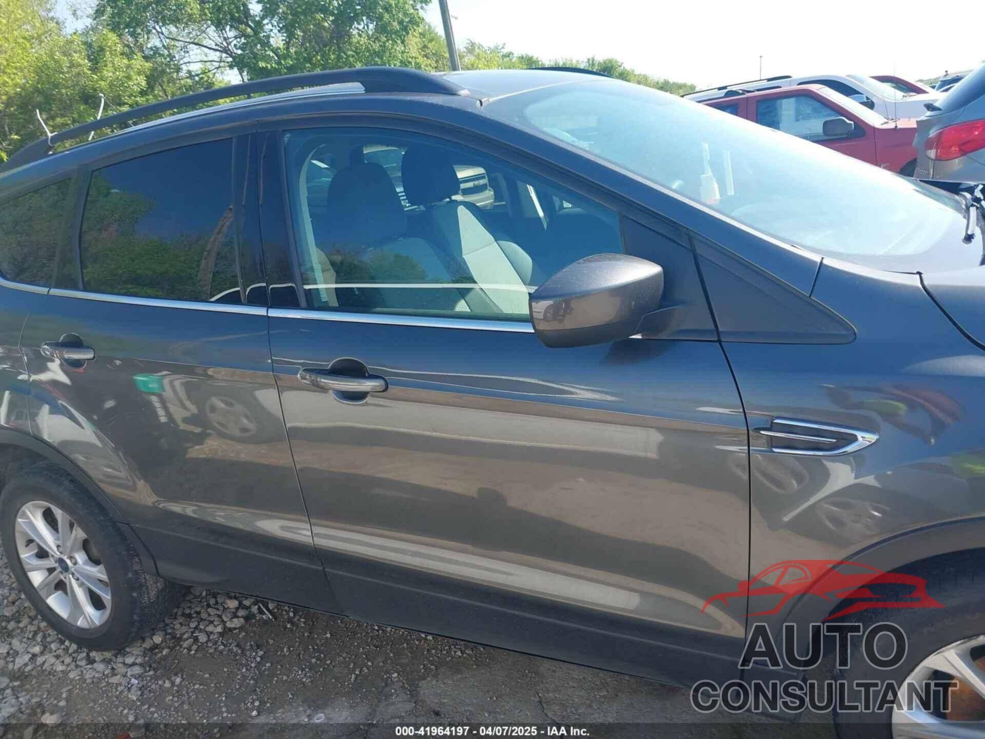 FORD ESCAPE 2017 - 1FMCU0GD7HUA38402