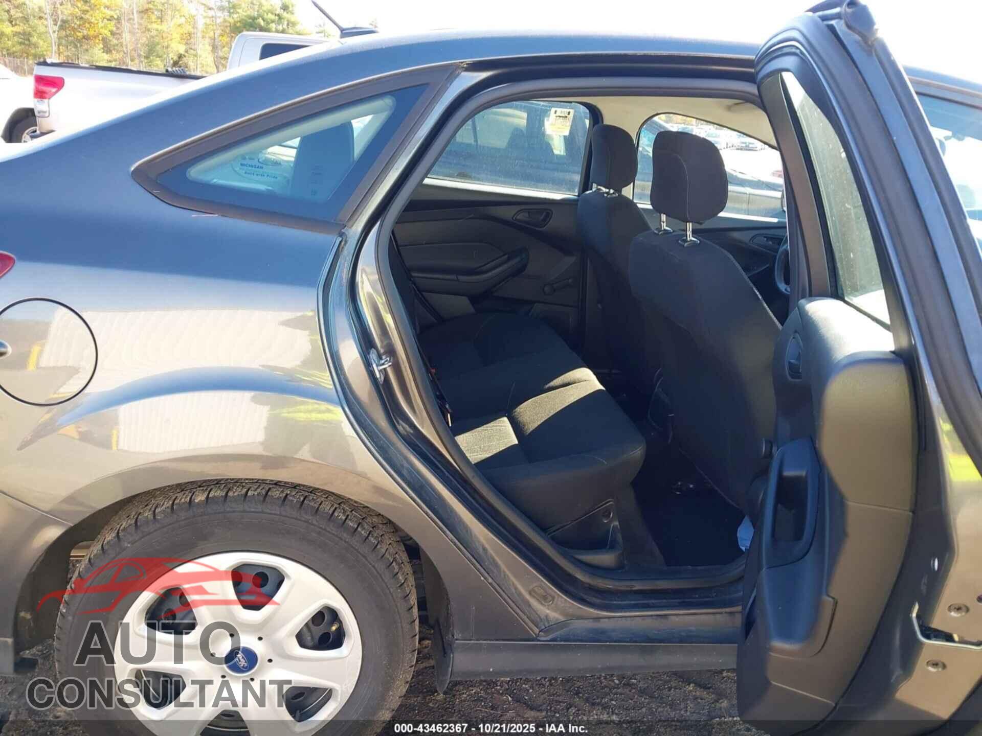 FORD FOCUS 2018 - 1FADP3E23JL213801