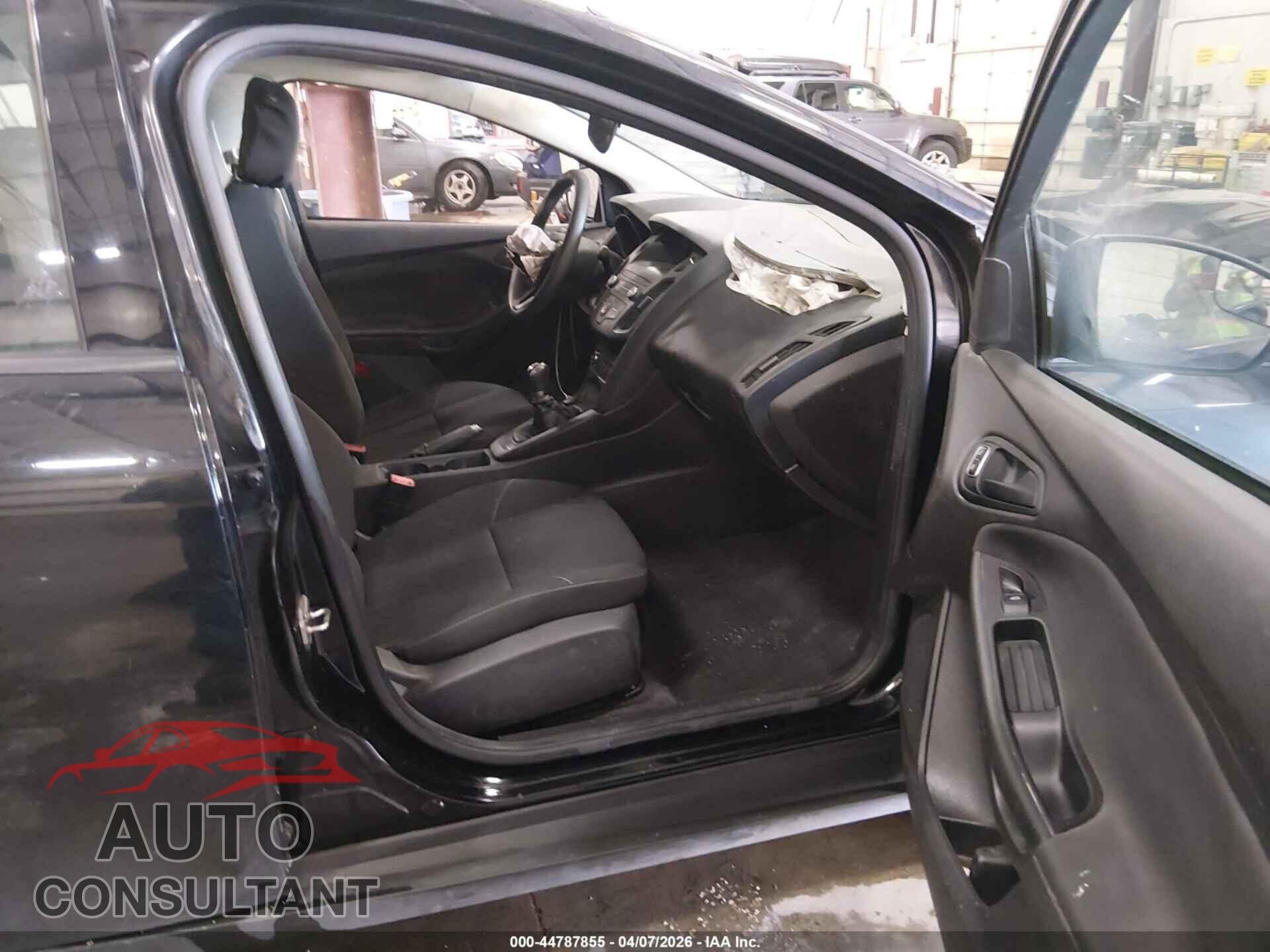 FORD FOCUS 2018 - 1FADP3E23JL244546