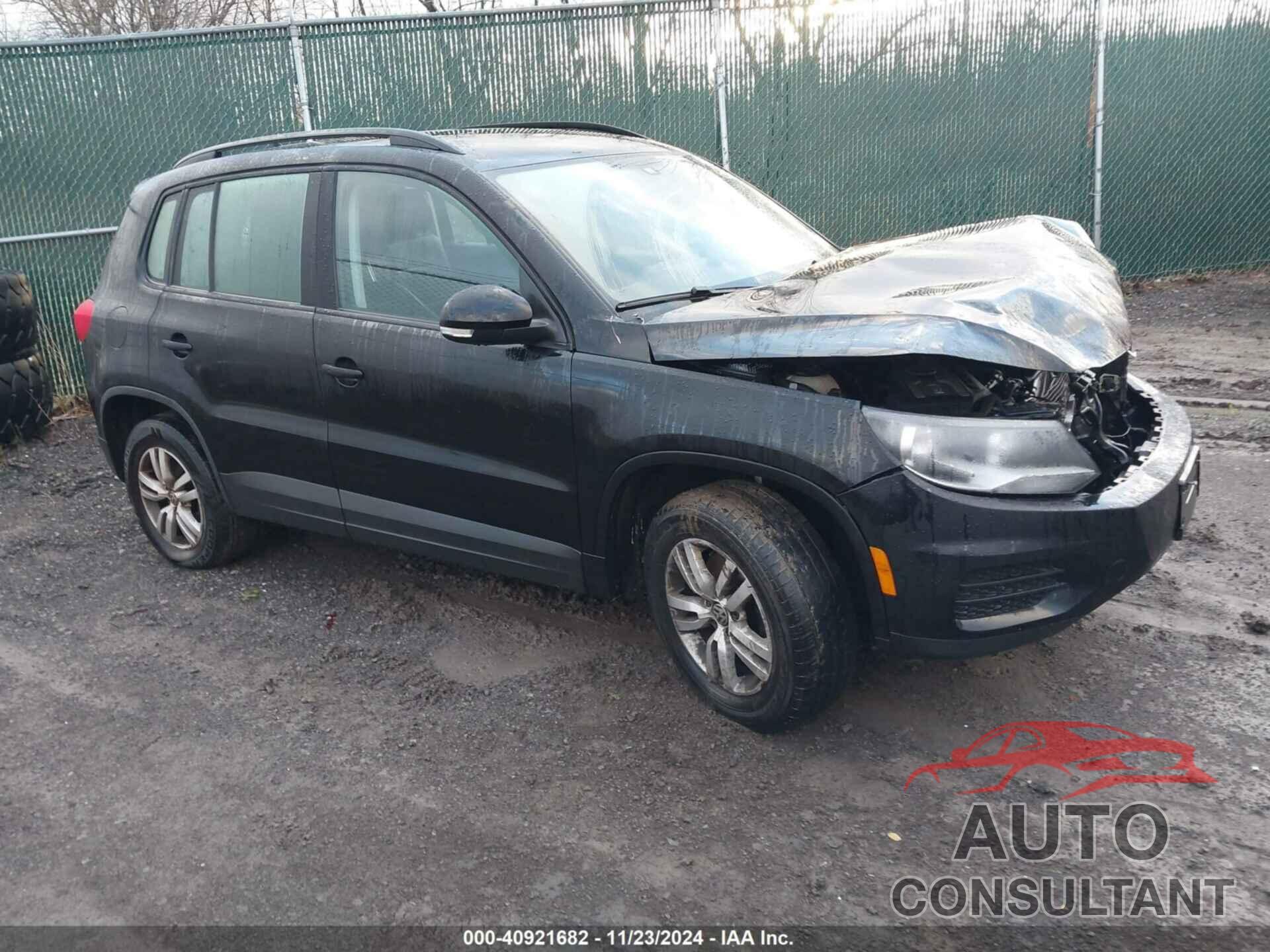 VOLKSWAGEN TIGUAN 2017 - WVGBV7AX7HK011765